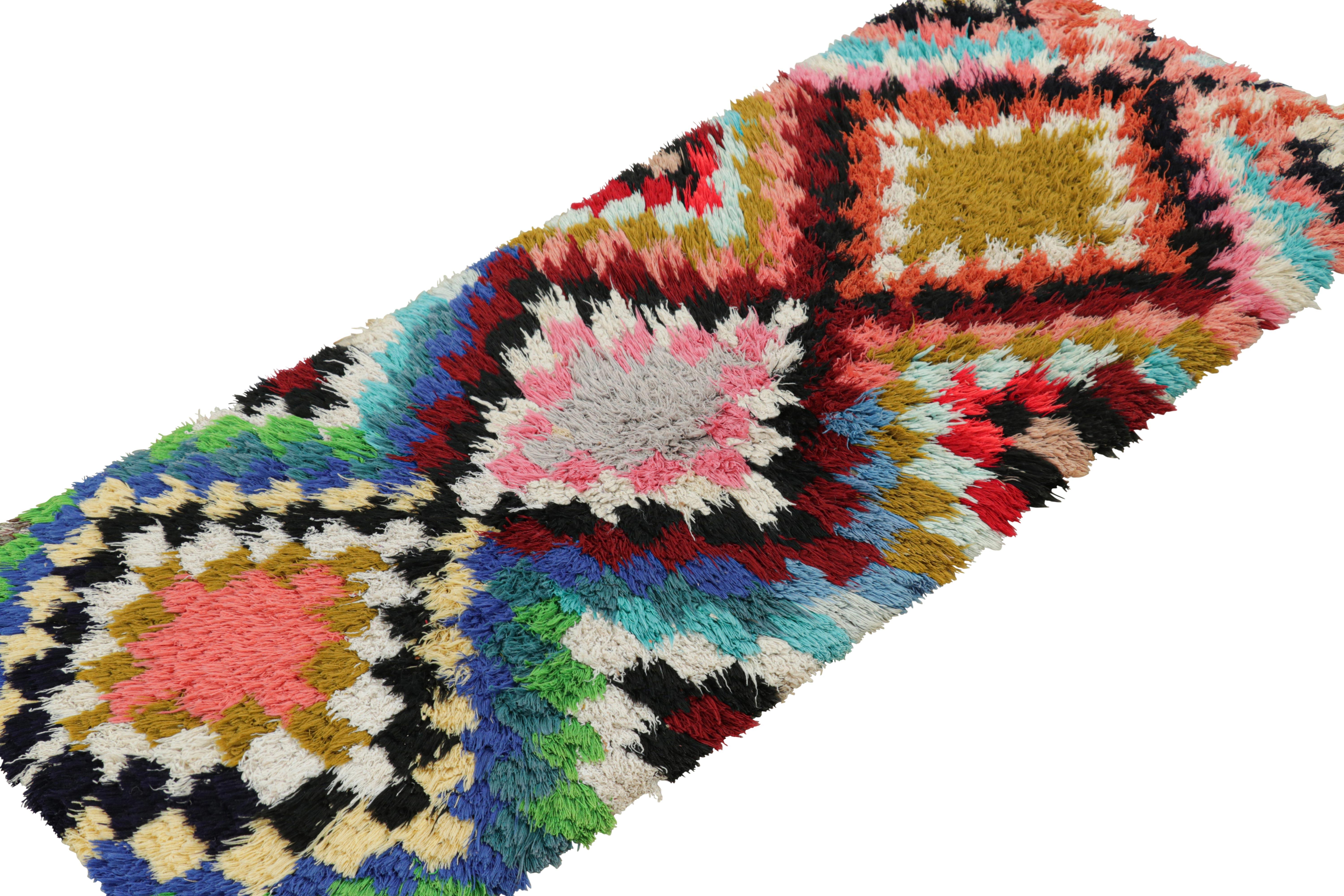 Marokkanischer Vintage-Läufer mit bunten Medaillons und Mustern, von Rug & Kilim (Mitte des 20. Jahrhunderts) im Angebot