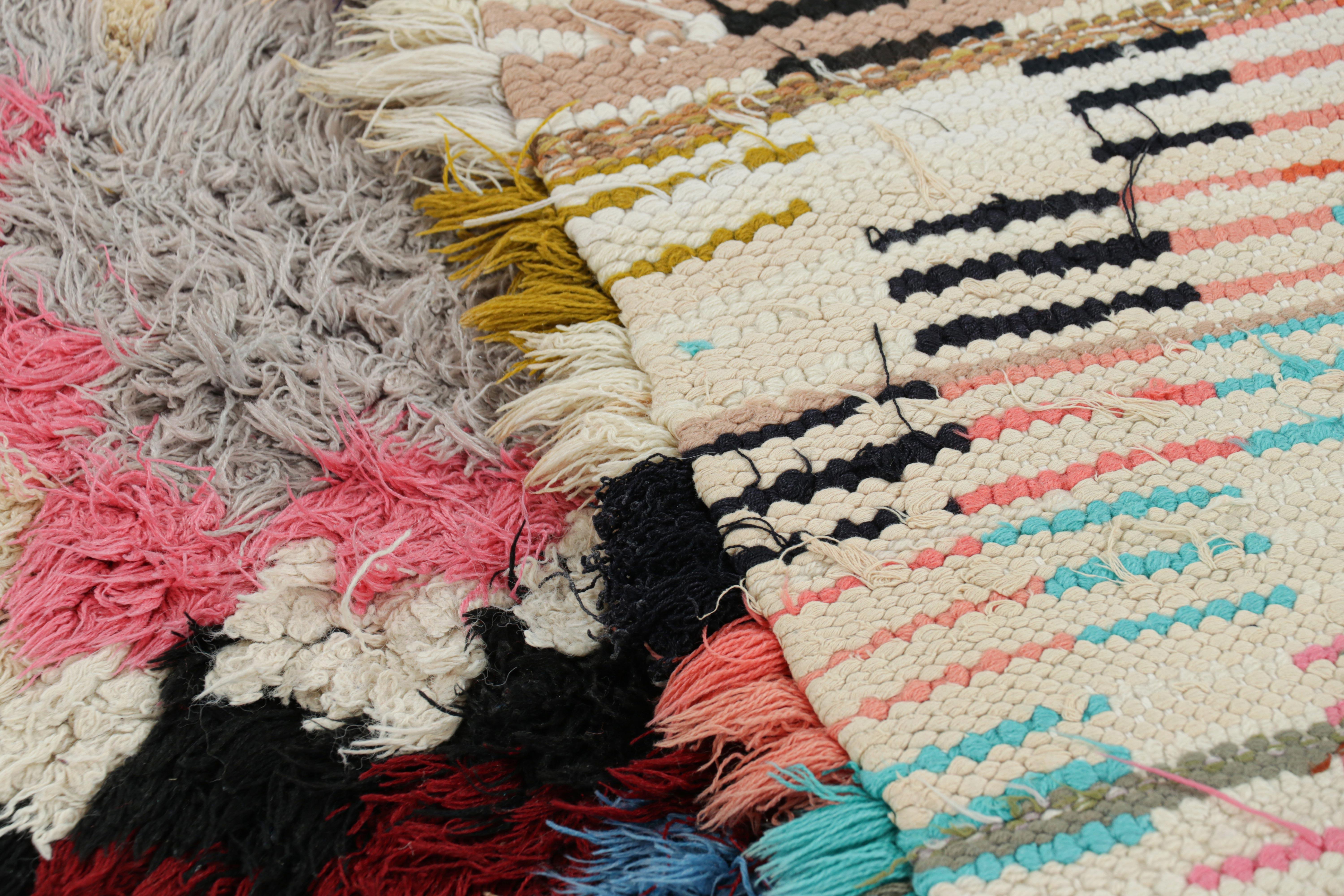 Marokkanischer Vintage-Läufer mit bunten Medaillons und Mustern, von Rug & Kilim im Angebot 1