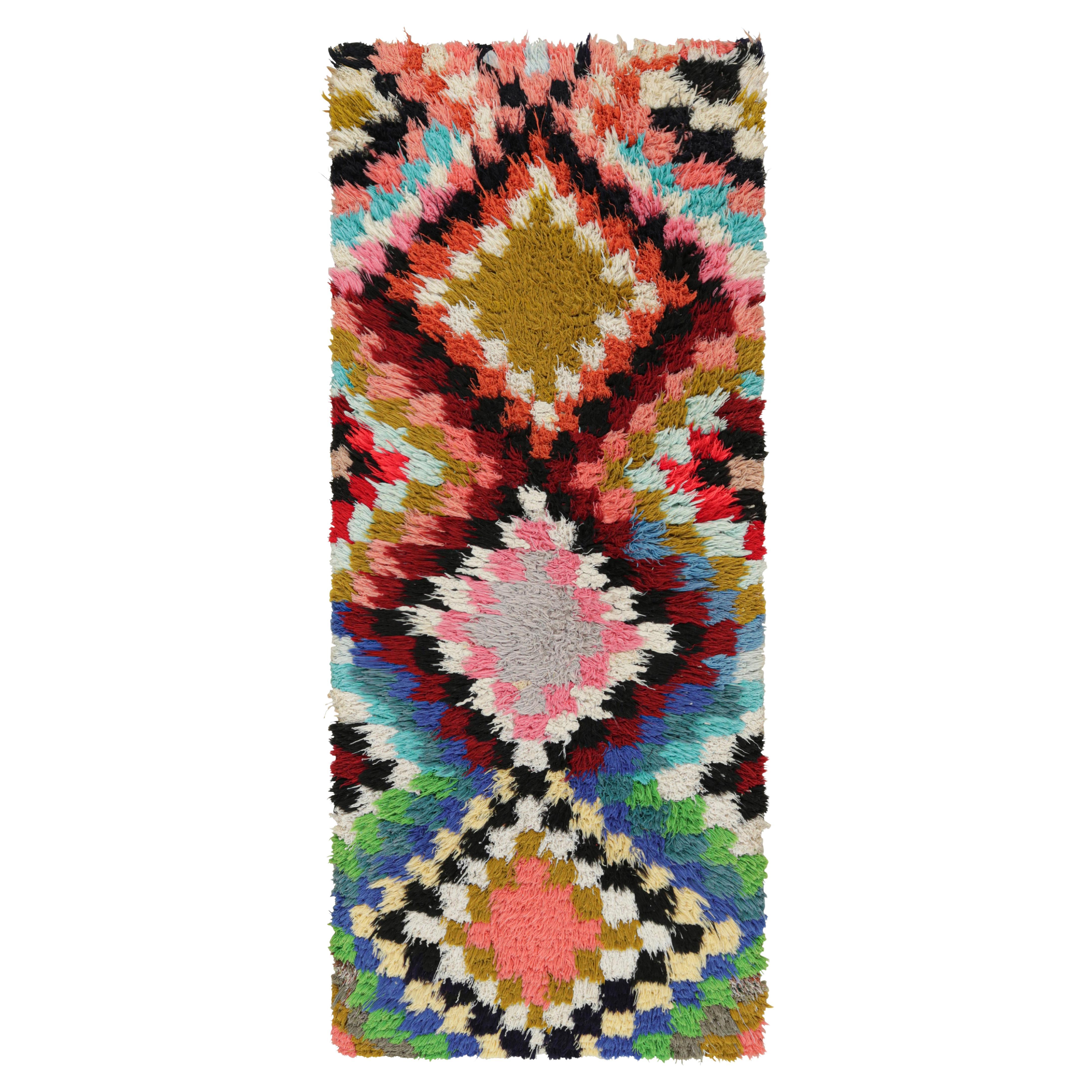 Runner marocchino vintage con medaglioni e motivi colorati, di Rug & Kilim