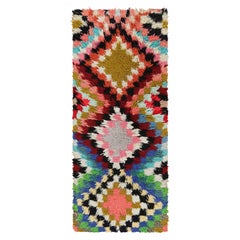 Marokkanischer Vintage-Läufer mit bunten Medaillons und Mustern, von Rug & Kilim