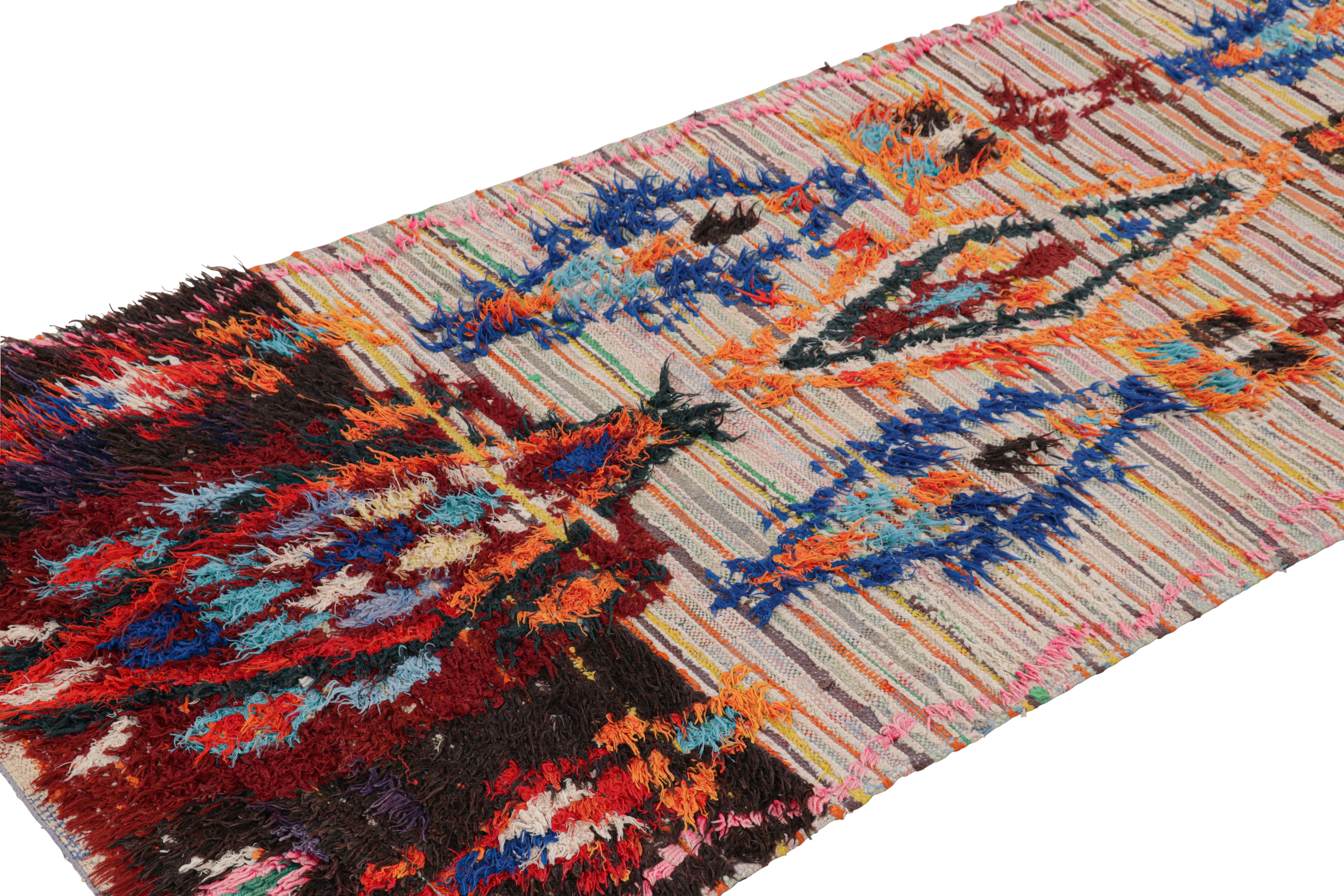 Dieser handgeknüpfte Wollteppich aus Marokko (ca. 1950-1960) im Format 3x7 ist ein äußerst seltenes Stück, wie nur wenige seiner Herkunft. 

Über das Design: 

Bewunderer des Handwerks werden feststellen, dass dieses Stück im Shabby-Chic-Stil ein