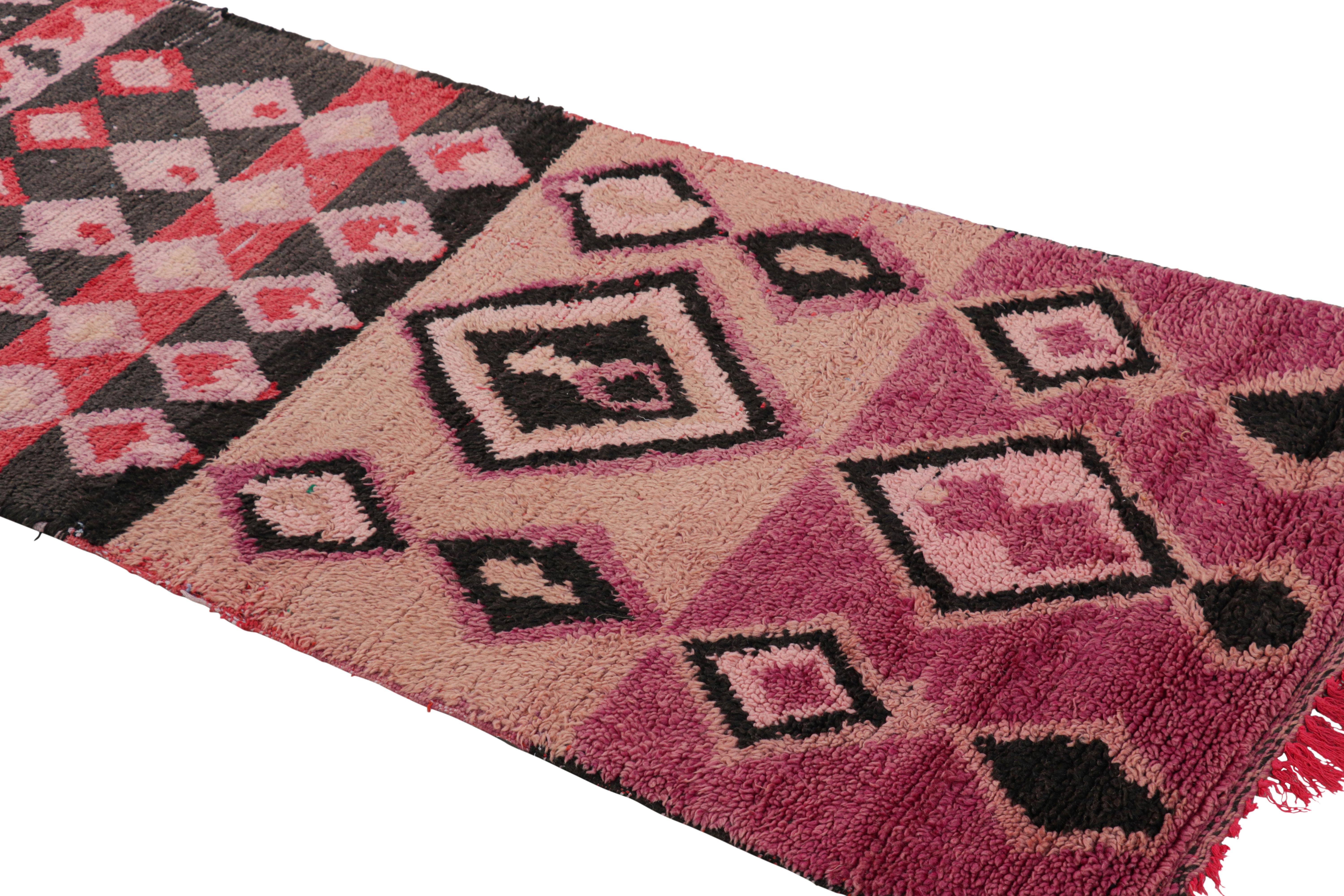 Dieser handgeknüpfte Wollteppich aus Marokko (ca. 1950-1960) in der Größe 3x8 ist ein äußerst seltenes Stück, wie so wenige seiner Herkunft. 

Über das Design: 

Bewunderer des Handwerks werden feststellen, dass dieses Stück im Shabby-Chic-Stil ein