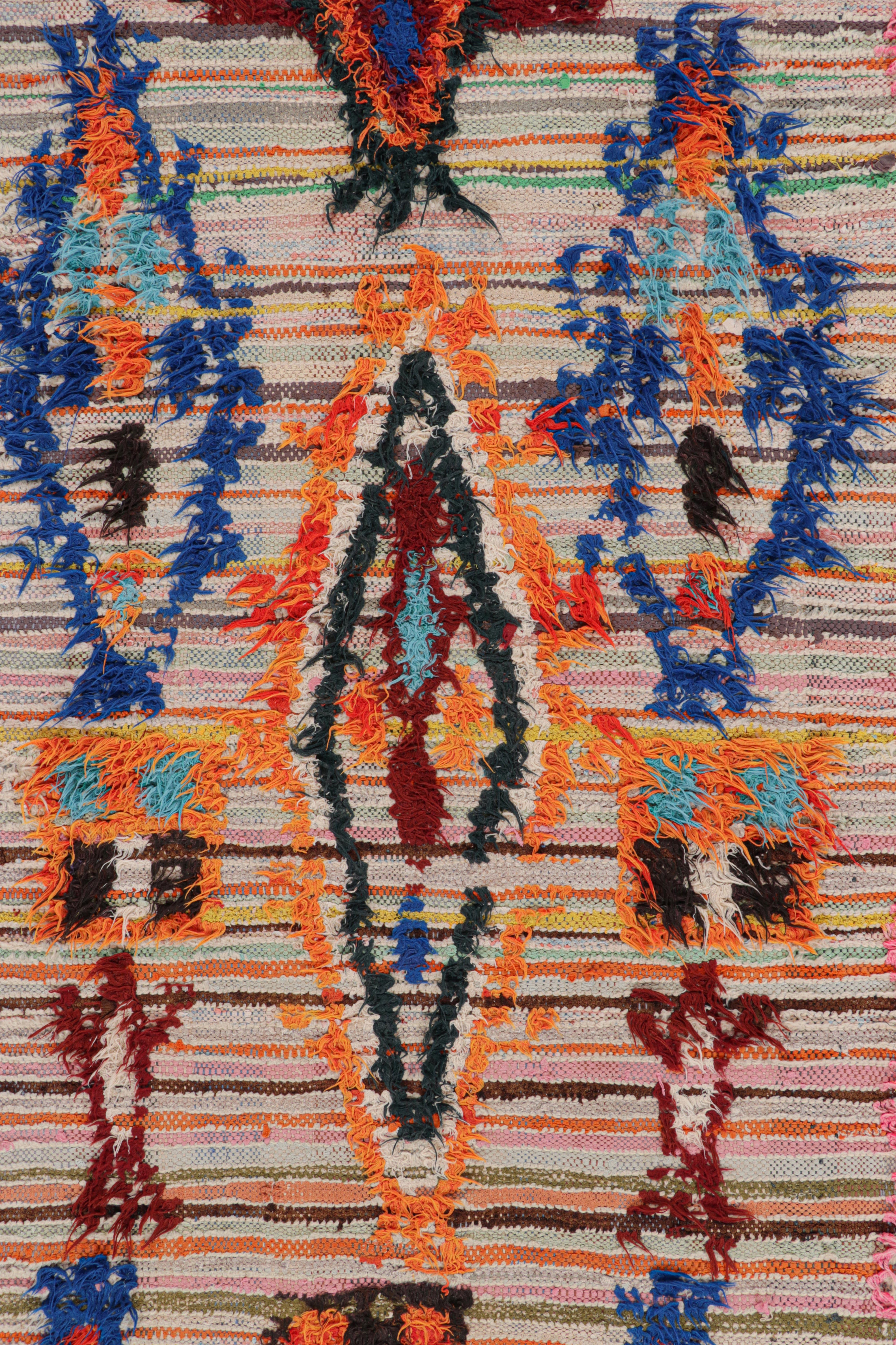 Marokkanischer Vintage-Läufer mit bunten Mustern und Streifen, von Rug & Kilim (Handgeknüpft) im Angebot