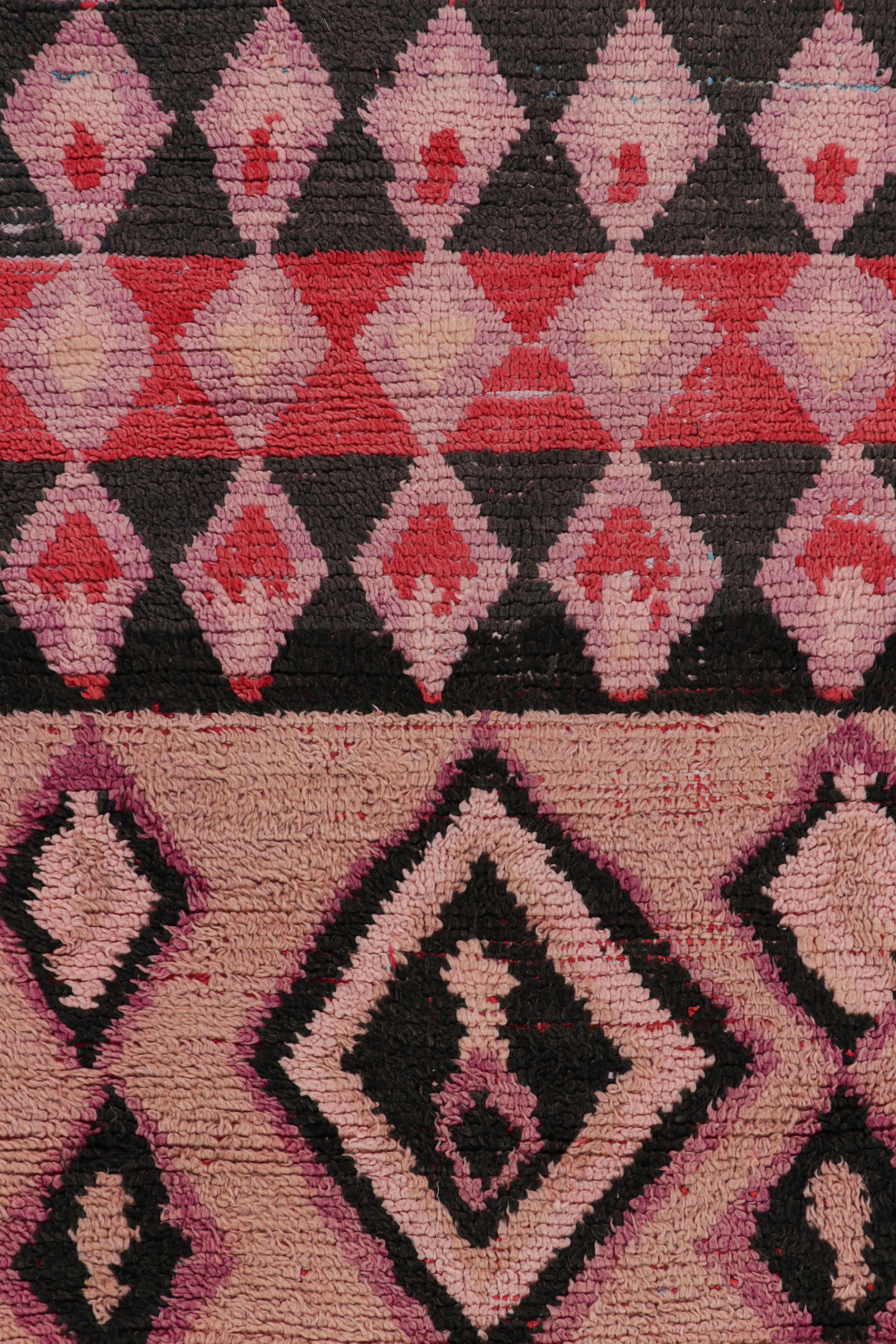 Marokkanischer Vintage-Läufer mit bunten Mustern und Streifen, von Rug & Kilim (Handgeknüpft) im Angebot