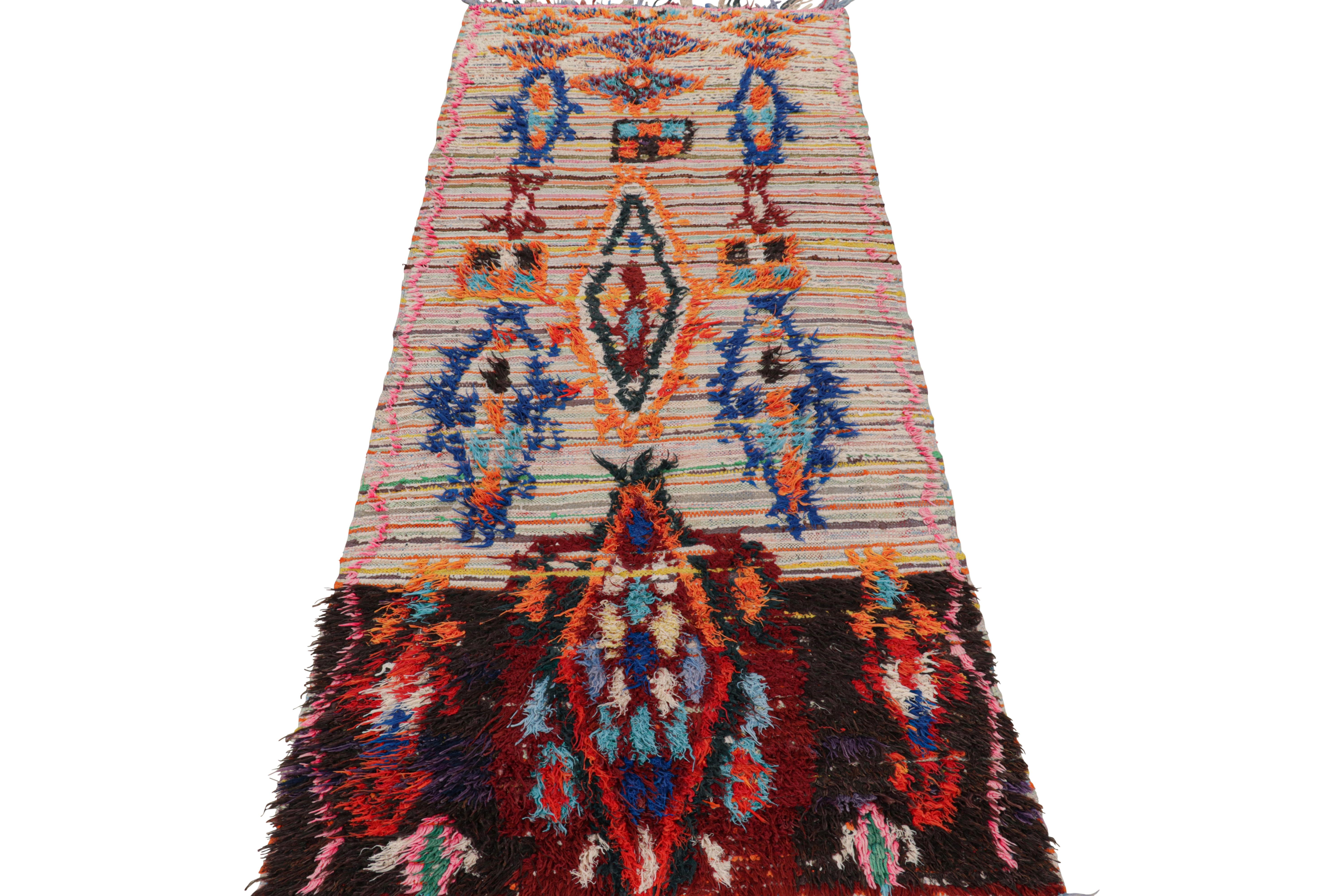 Marokkanischer Vintage-Läufer mit bunten Mustern und Streifen, von Rug & Kilim im Zustand „Gut“ im Angebot in Long Island City, NY