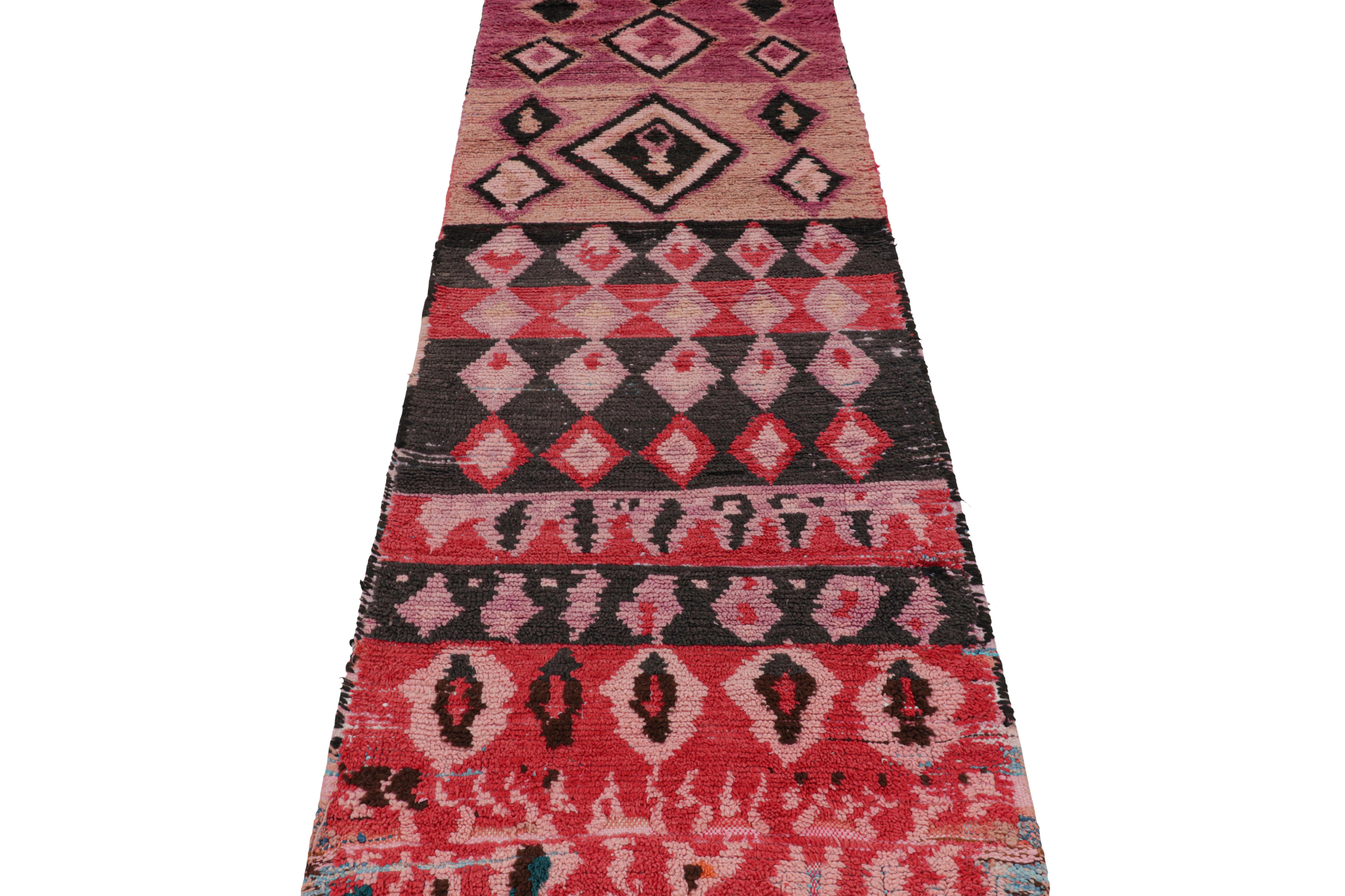 Marokkanischer Vintage-Läufer mit bunten Mustern und Streifen, von Rug & Kilim im Zustand „Gut“ im Angebot in Long Island City, NY