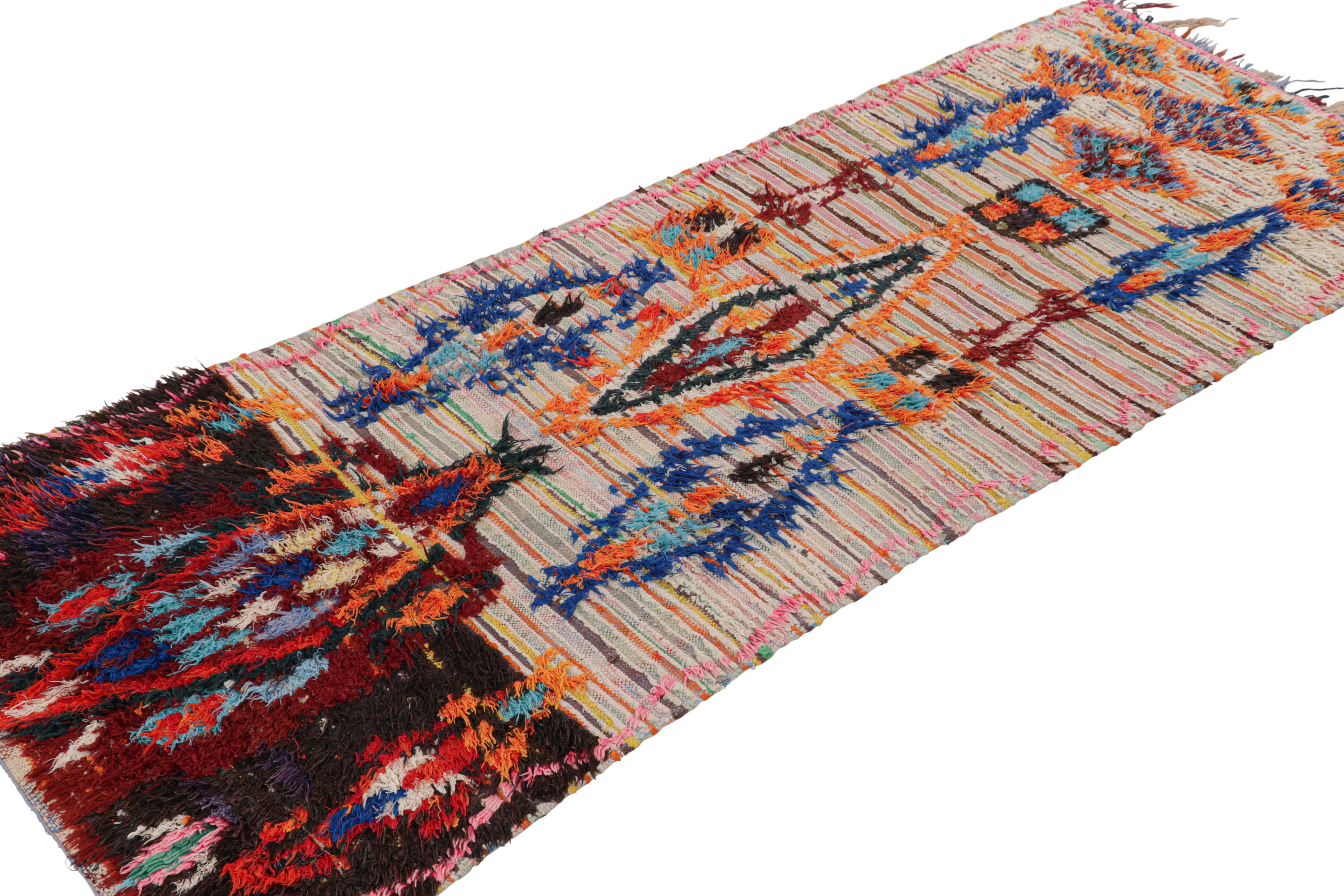 Marokkanischer Vintage-Läufer mit bunten Mustern und Streifen, von Rug & Kilim (Mitte des 20. Jahrhunderts) im Angebot