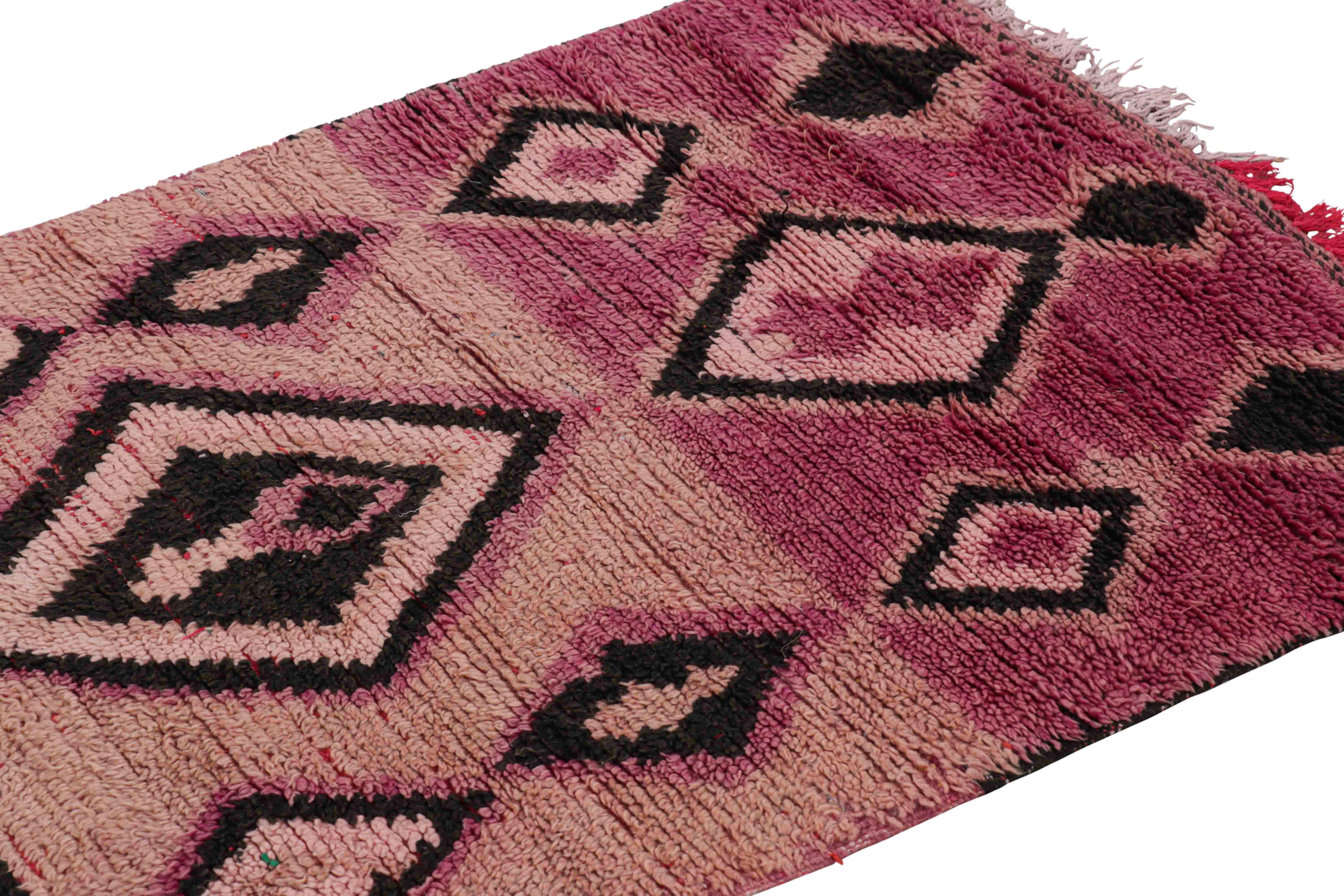 Marokkanischer Vintage-Läufer mit bunten Mustern und Streifen, von Rug & Kilim (Mitte des 20. Jahrhunderts) im Angebot