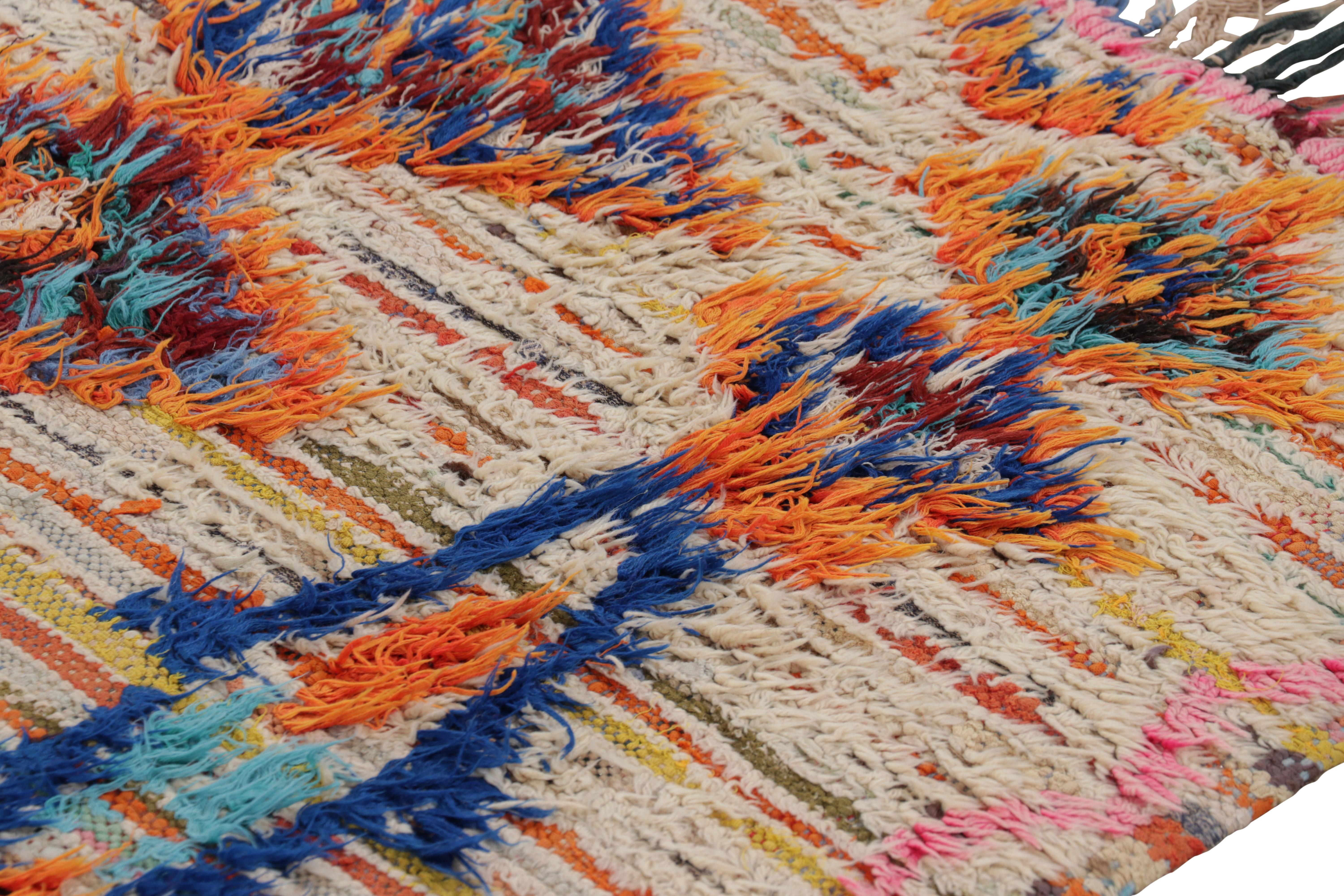 Marokkanischer Vintage-Läufer mit bunten Mustern und Streifen, von Rug & Kilim (Wolle) im Angebot