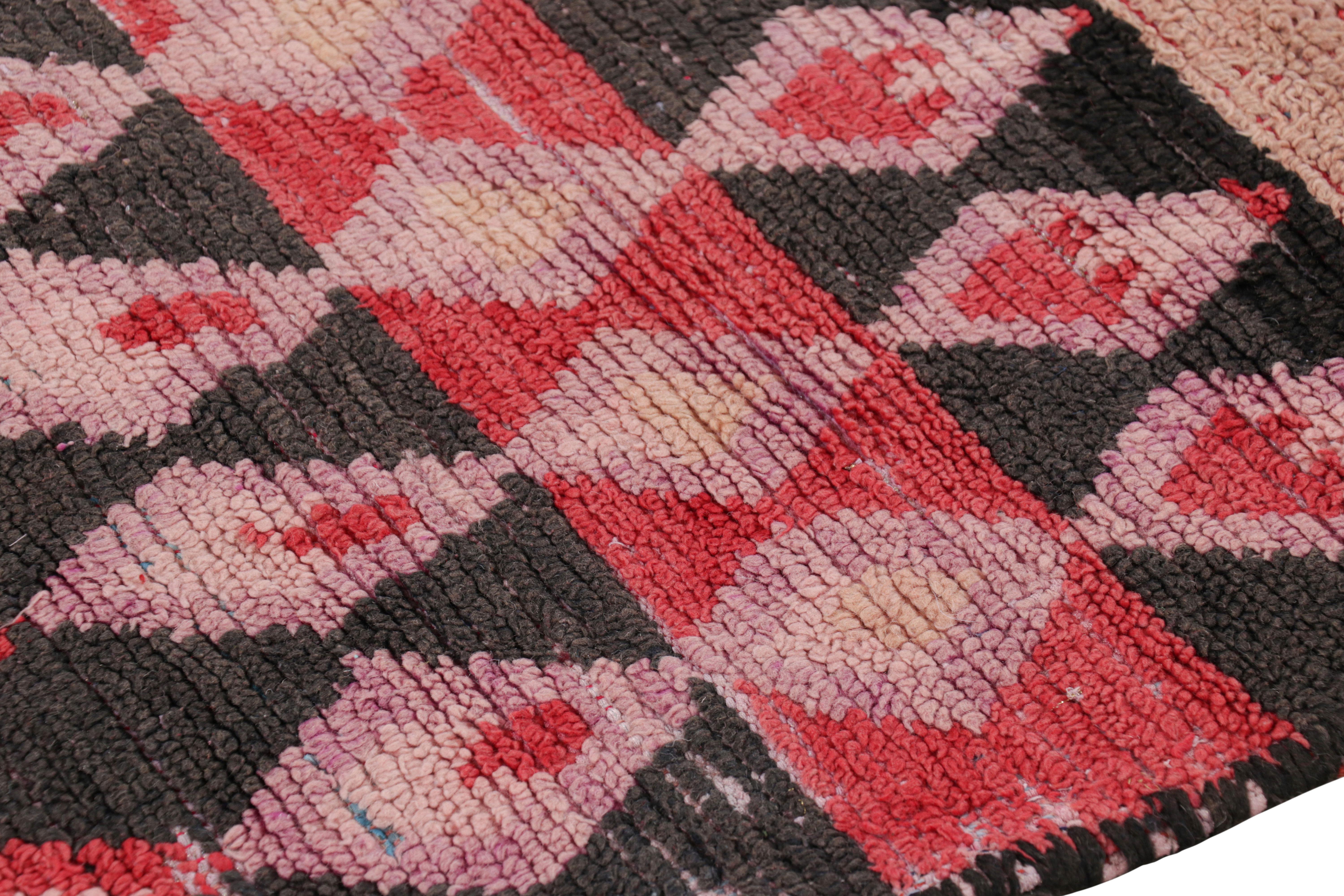 Marokkanischer Vintage-Läufer mit bunten Mustern und Streifen, von Rug & Kilim (Wolle) im Angebot
