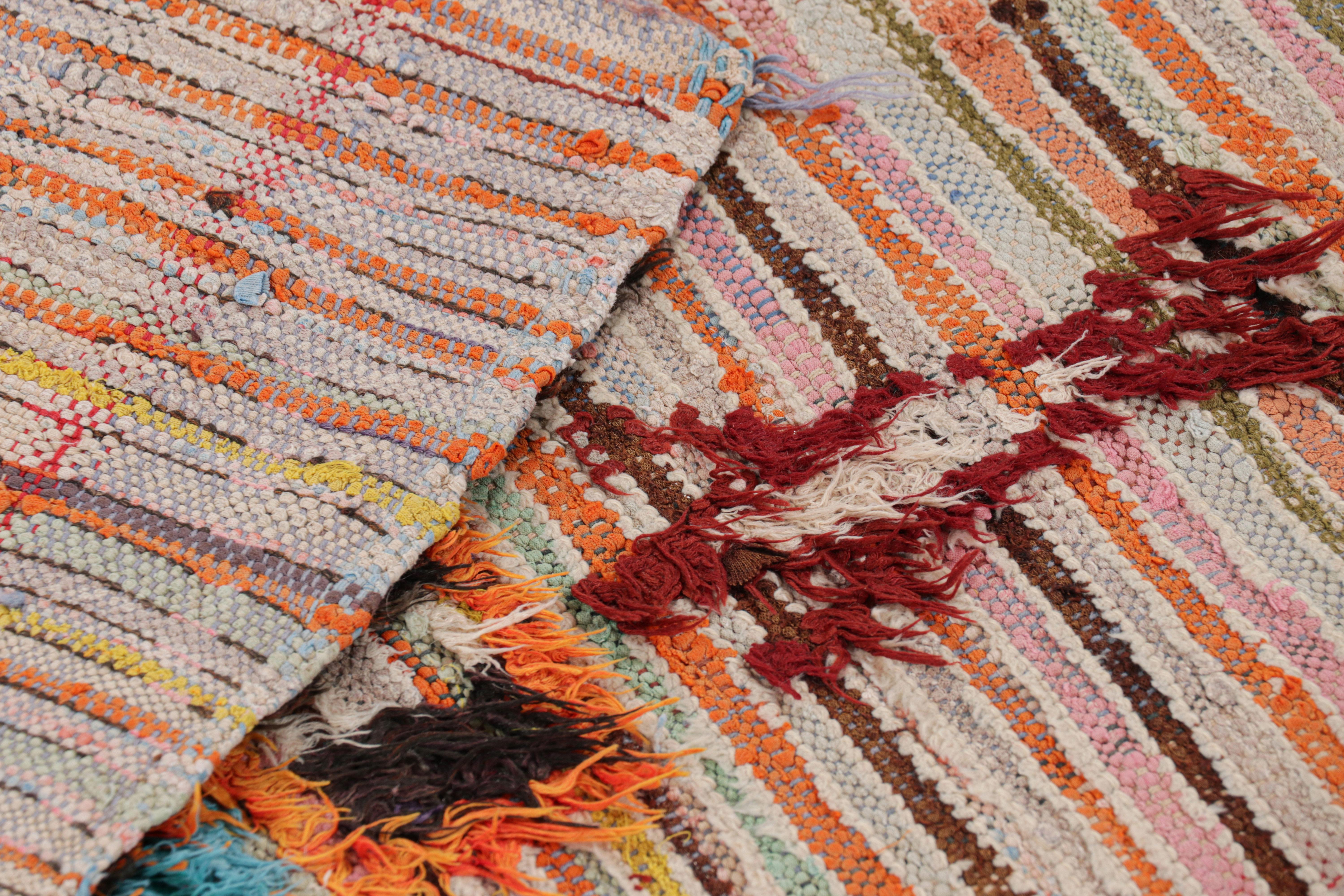 Marokkanischer Vintage-Läufer mit bunten Mustern und Streifen, von Rug & Kilim im Angebot 1
