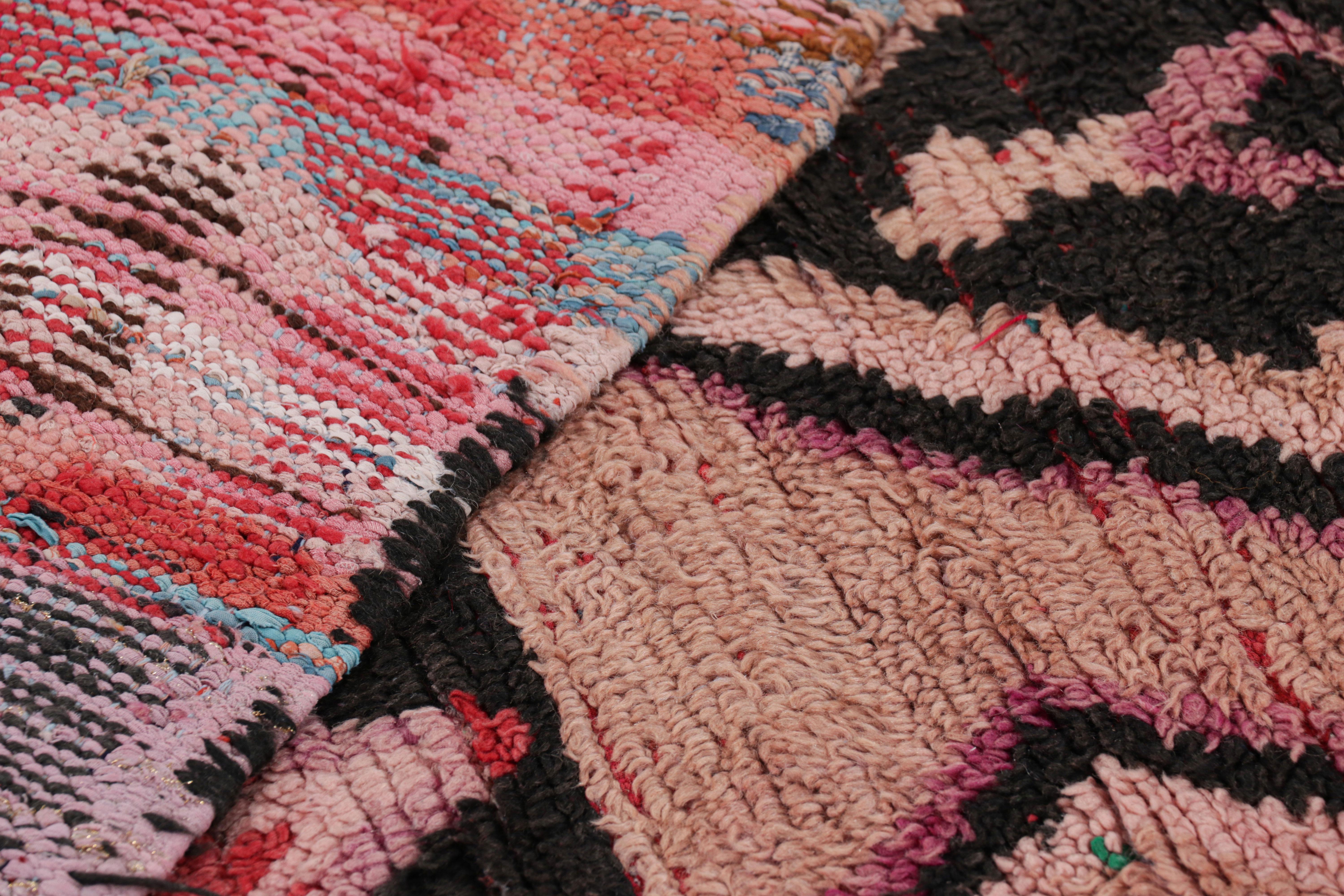Marokkanischer Vintage-Läufer mit bunten Mustern und Streifen, von Rug & Kilim im Angebot 1