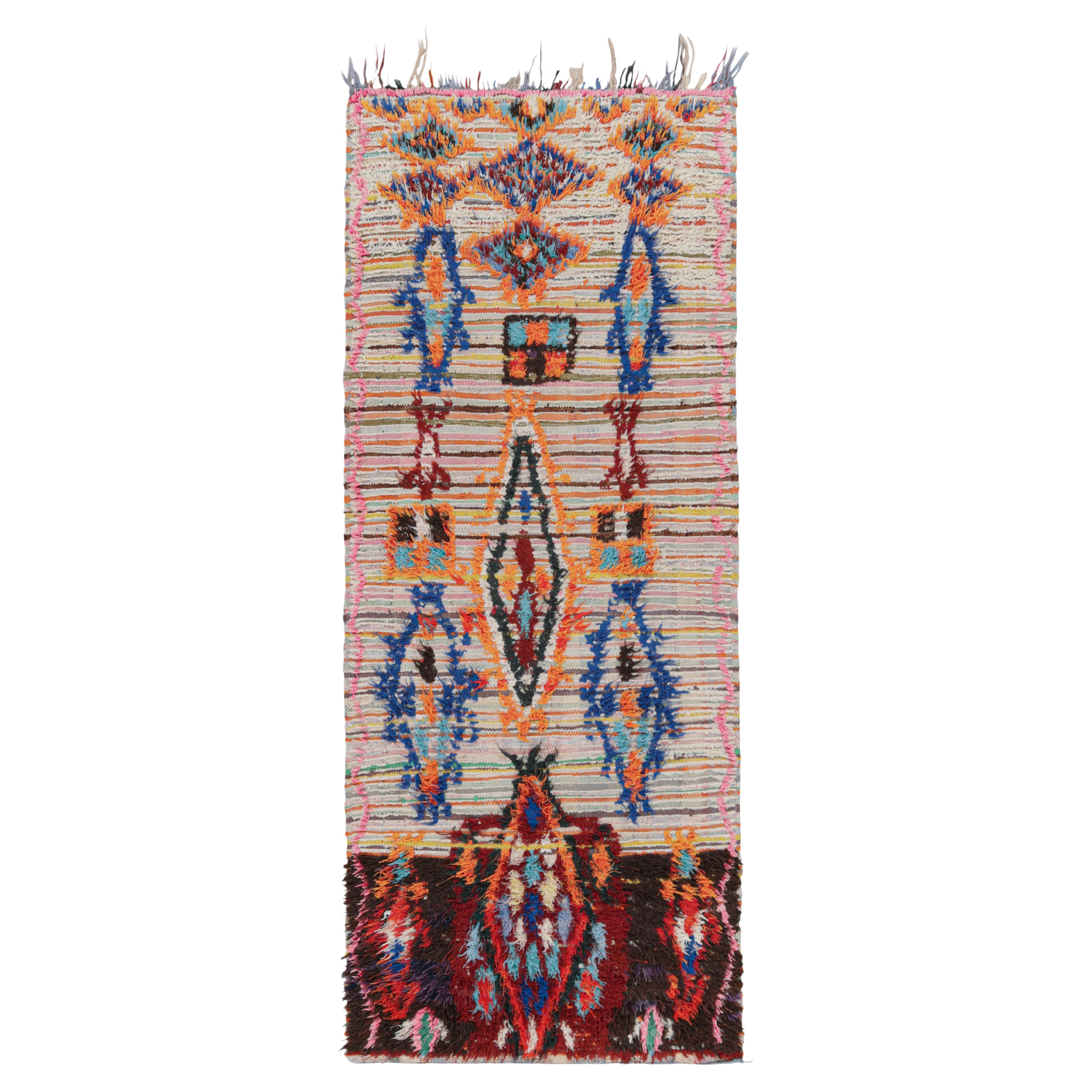 Runner marocchino vintage con motivi e strisce colorate, da Rug & Kilim