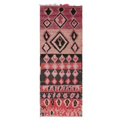 Marokkanischer Vintage-Läufer mit bunten Mustern und Streifen, von Rug & Kilim