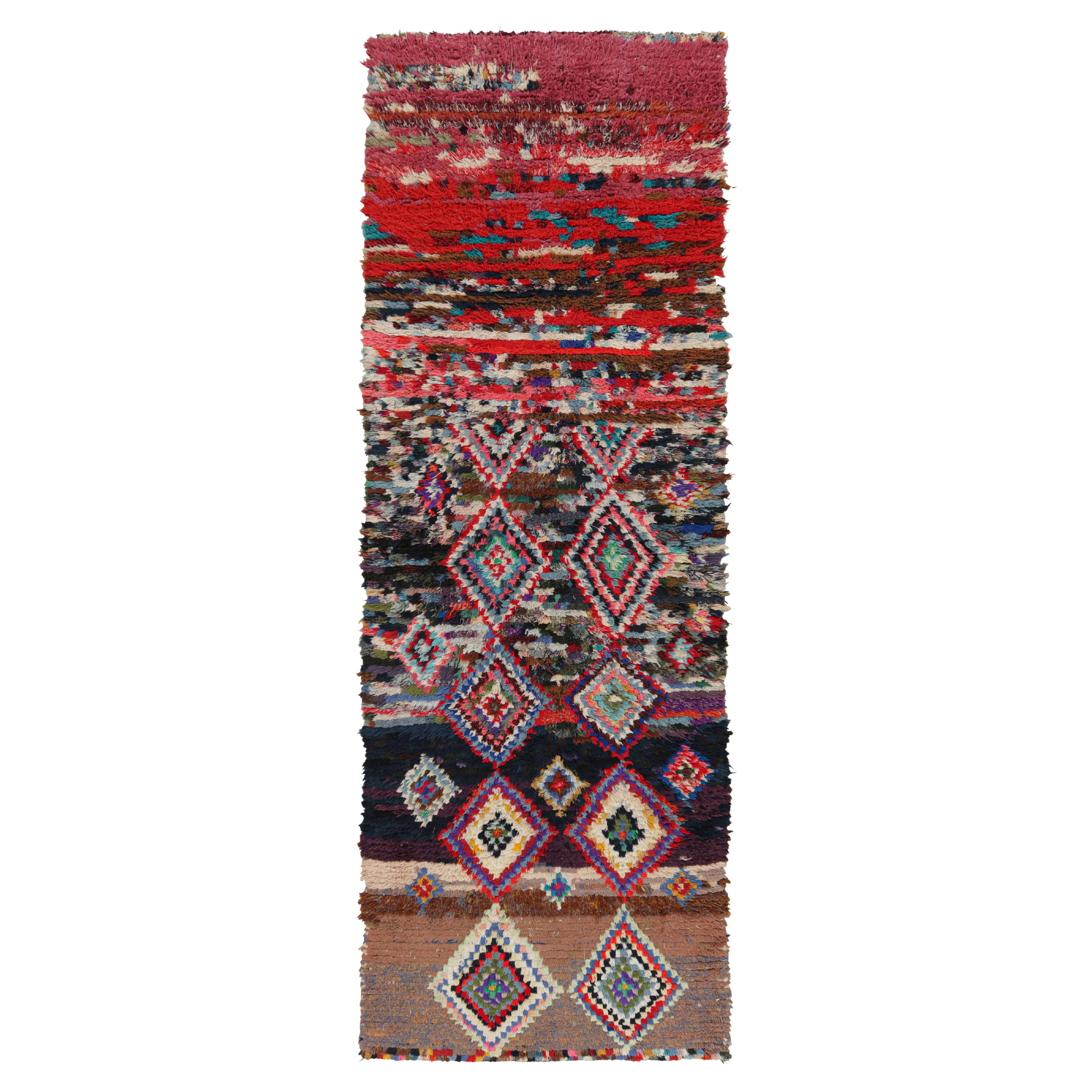 Runner marocchino vintage con medaglione a diamante policromo, da Rug & Kilim