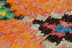 Tapis de course marocain vintage avec médaillons en losange polychromes, de Rug & Kilim