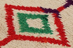 Tapis de course marocain vintage avec médaillons en losange polychromes, de Rug & Kilim