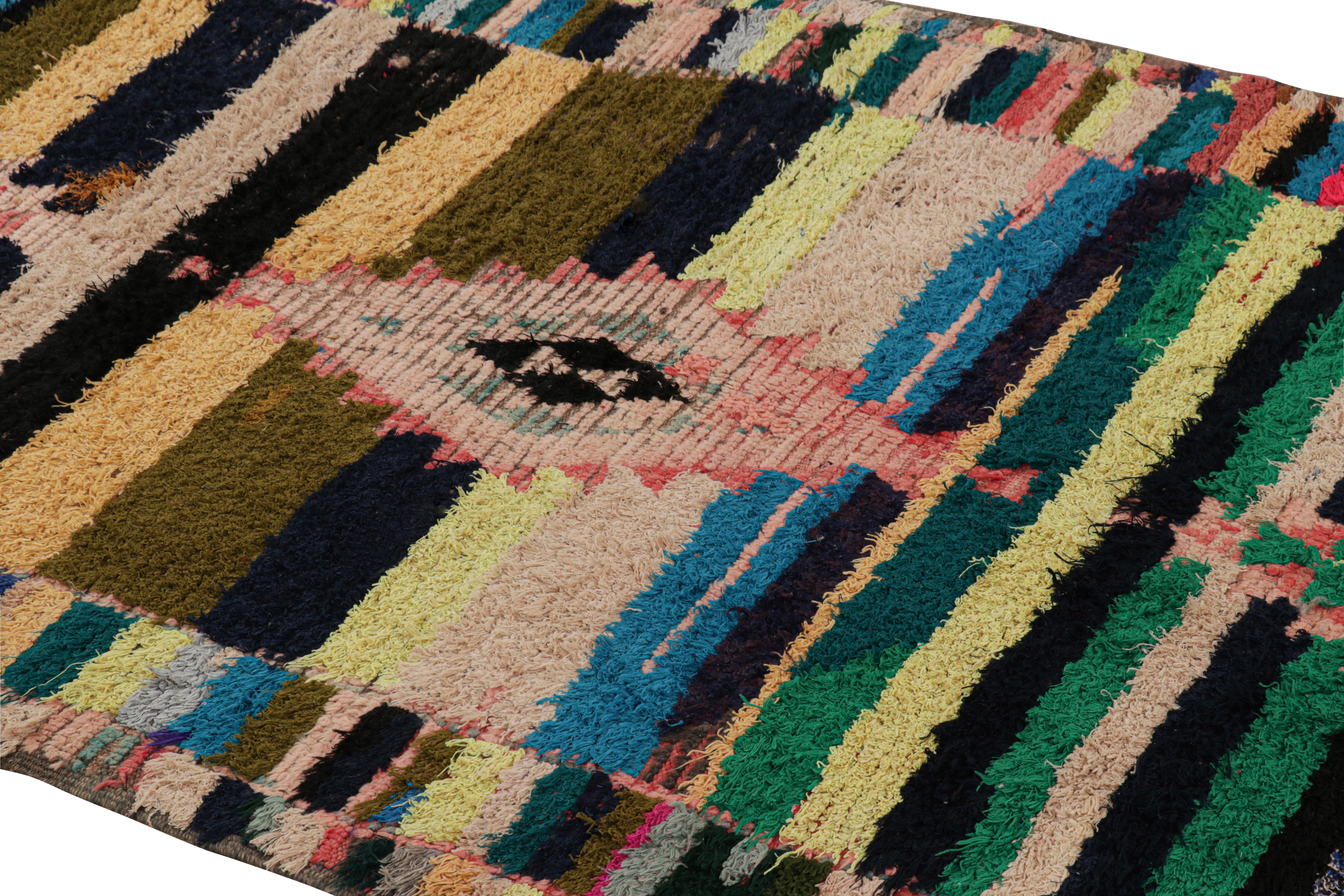 Noué à la main en laine et originaire du Maroc vers 1950-1960, ce tapis marocain vintage 4x9 est une pièce extrêmement rare comme il en existe peu de sa provenance. 

Sur le Design : 

Les admirateurs de l'artisanat noteront à quel point cette pièce