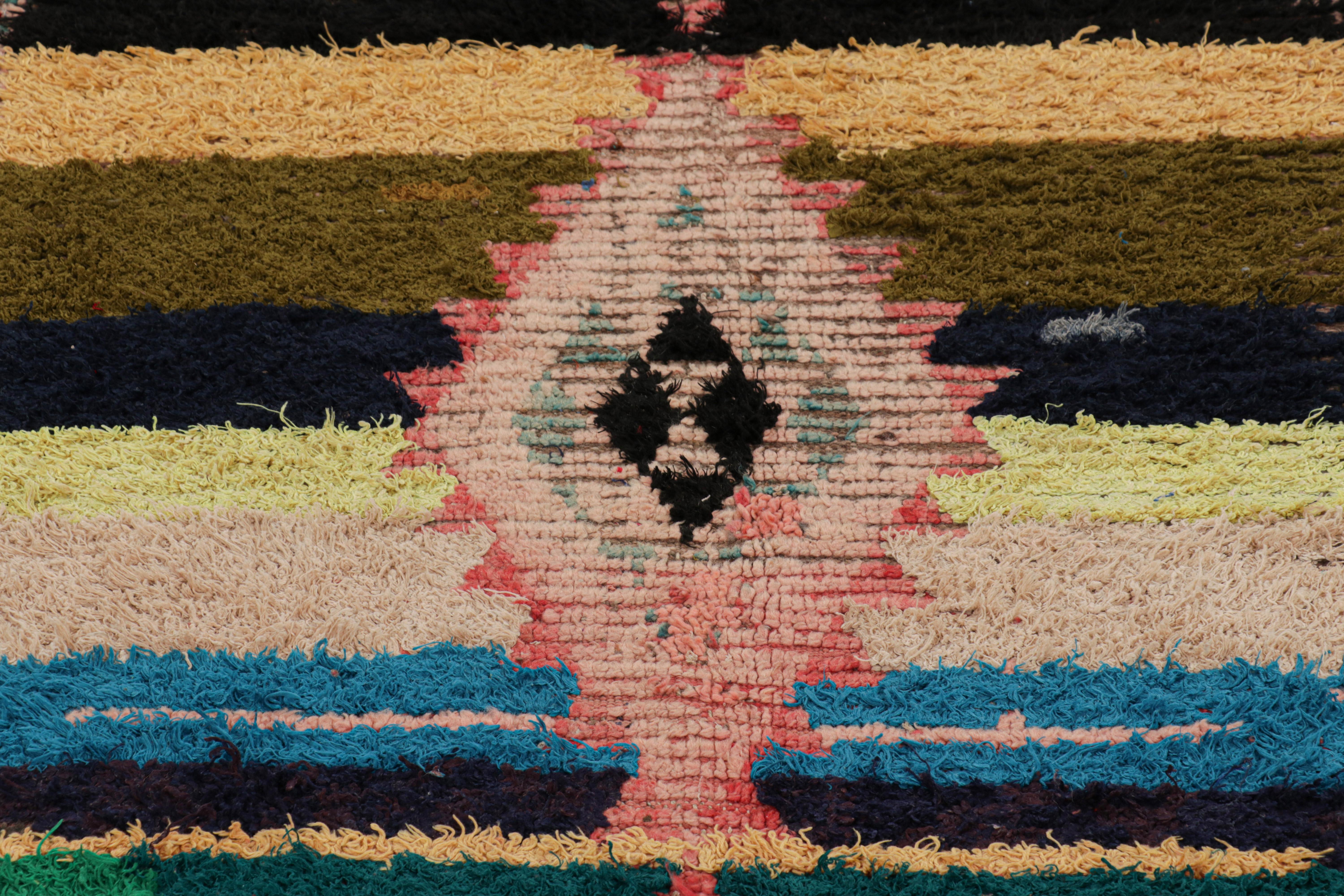 Marocain Tapis de course marocain vintage avec médaillons en losange polychromes, de Rug & Kilim en vente
