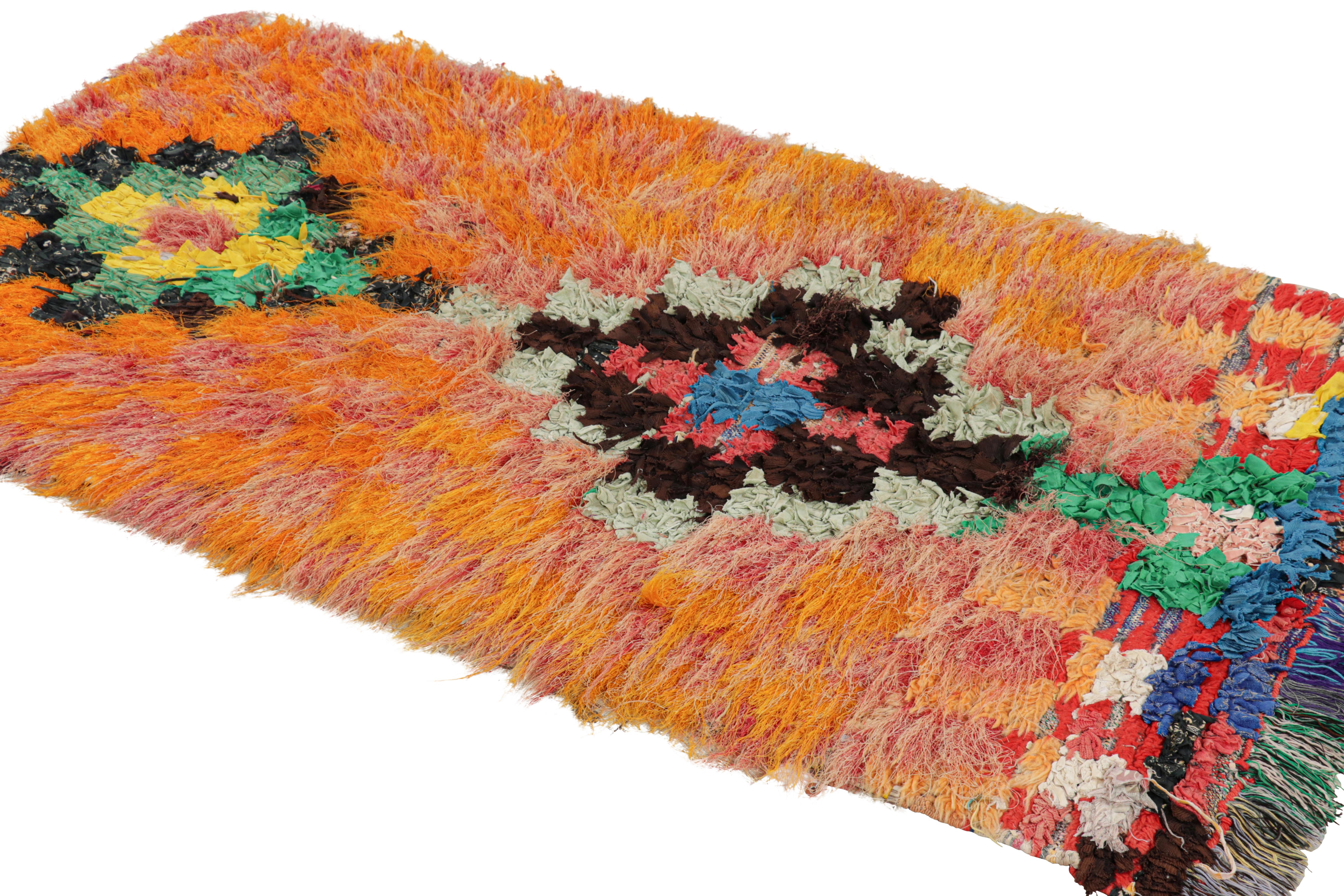 Annodato a mano Runner marocchino vintage con medaglioni a diamante policromi, da Rug & Kilim in vendita
