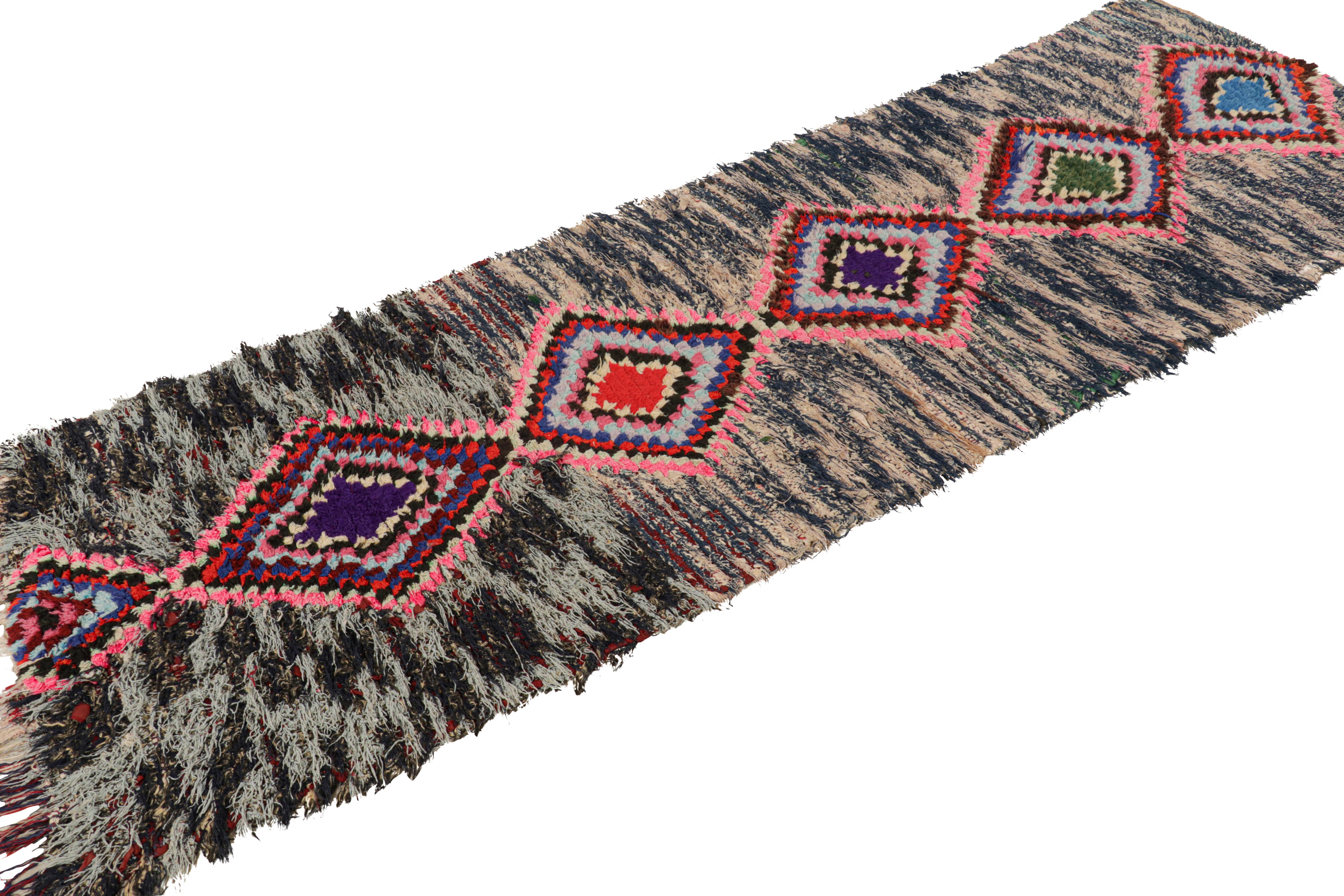 Annodato a mano Runner marocchino vintage con medaglioni a diamante policromi, da Rug & Kilim in vendita