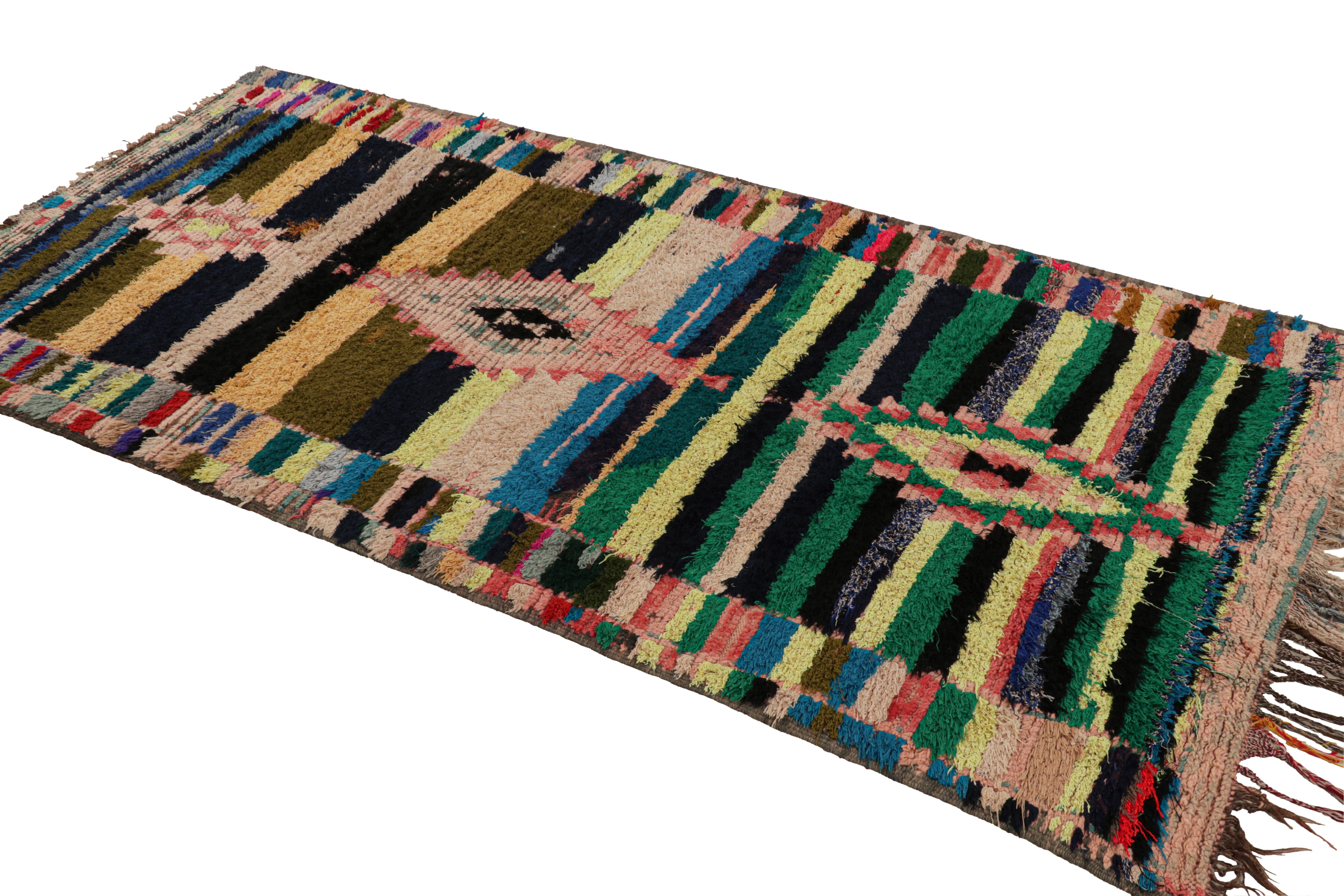 Noué à la main Tapis de course marocain vintage avec médaillons en losange polychromes, de Rug & Kilim en vente