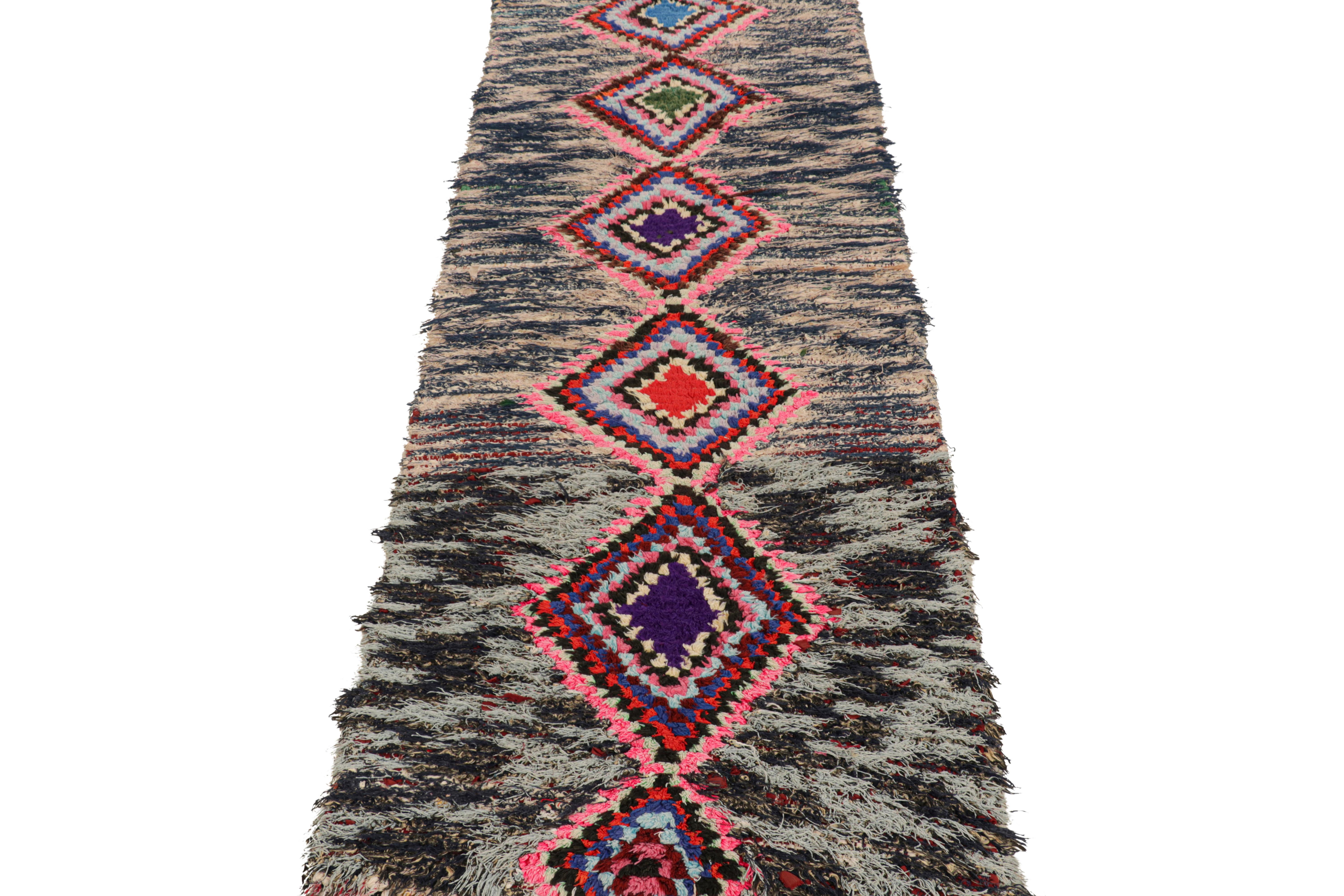 Runner marocchino vintage con medaglioni a diamante policromi, da Rug & Kilim In condizioni buone in vendita a Long Island City, NY