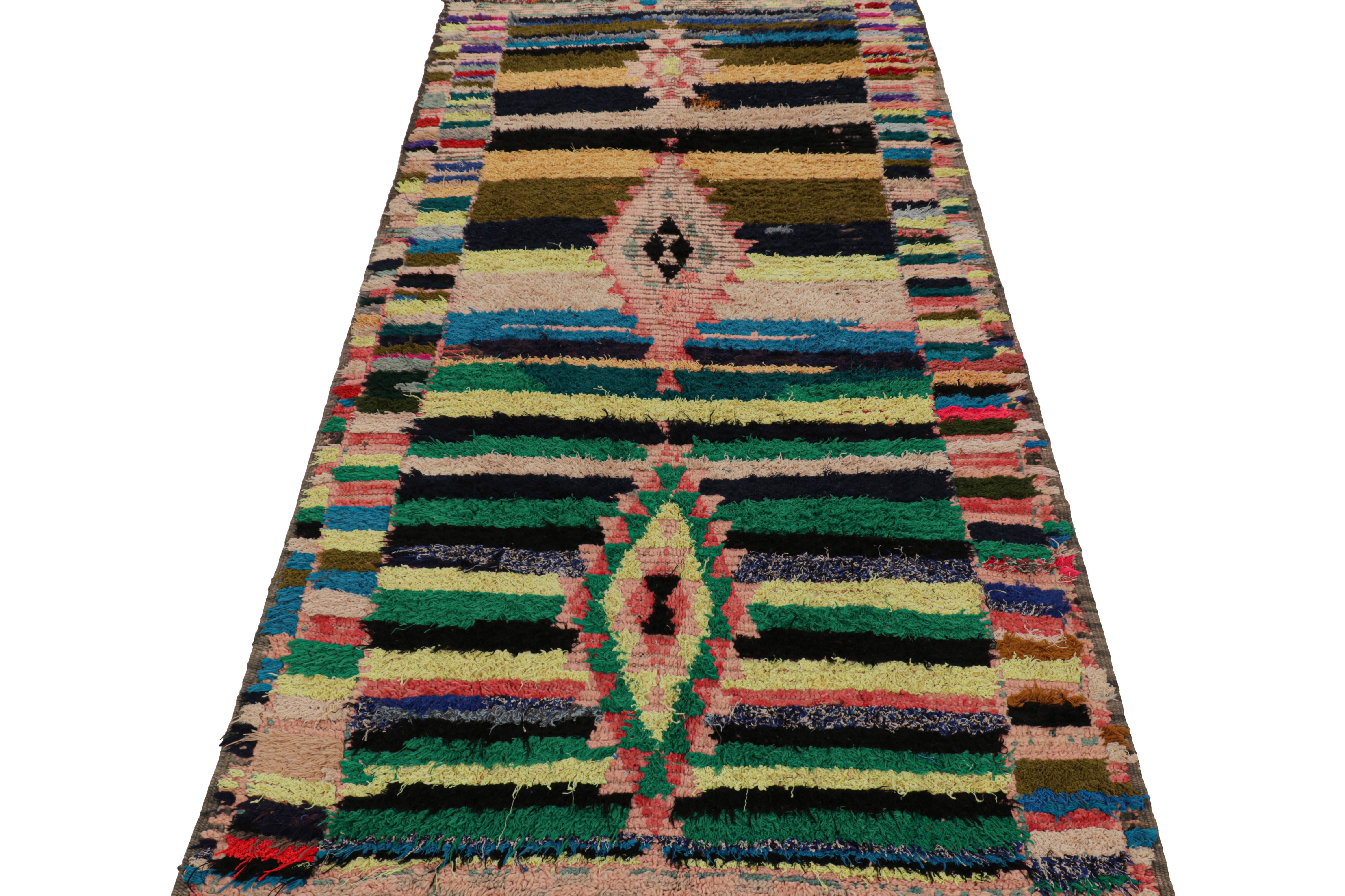 Tapis de course marocain vintage avec médaillons en losange polychromes, de Rug & Kilim Bon état - En vente à Long Island City, NY