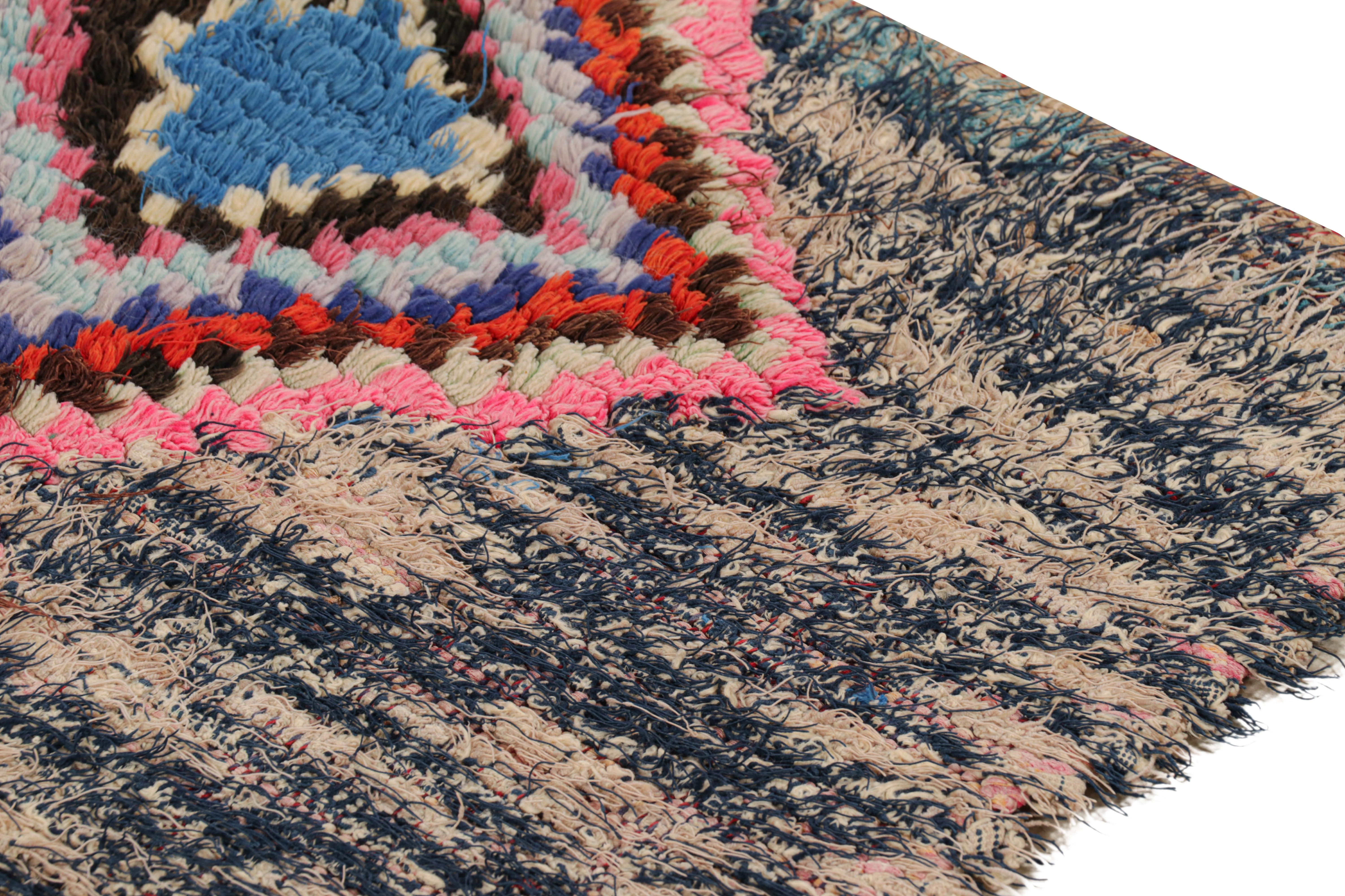 Metà XX secolo Runner marocchino vintage con medaglioni a diamante policromi, da Rug & Kilim in vendita