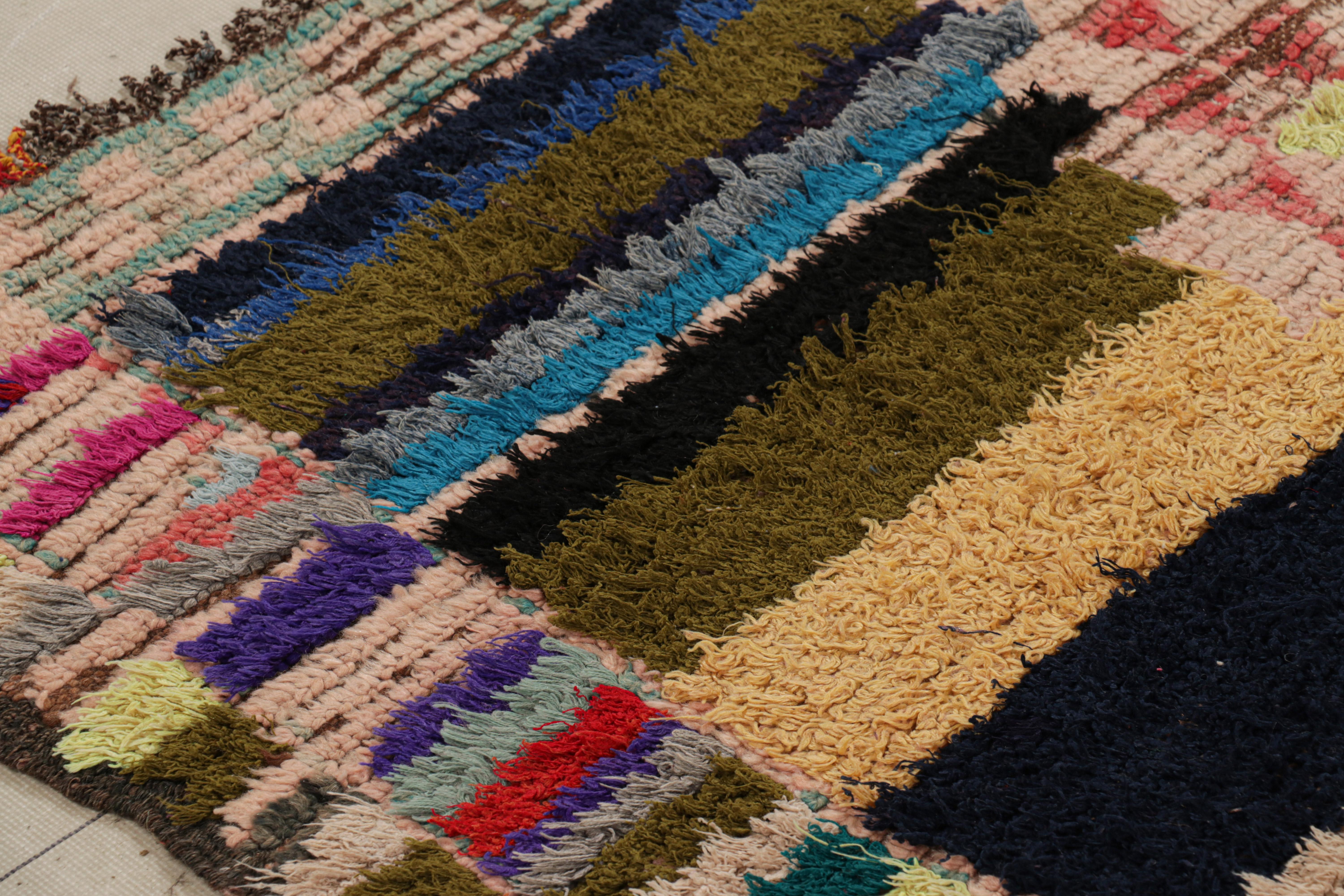 Milieu du XXe siècle Tapis de course marocain vintage avec médaillons en losange polychromes, de Rug & Kilim en vente