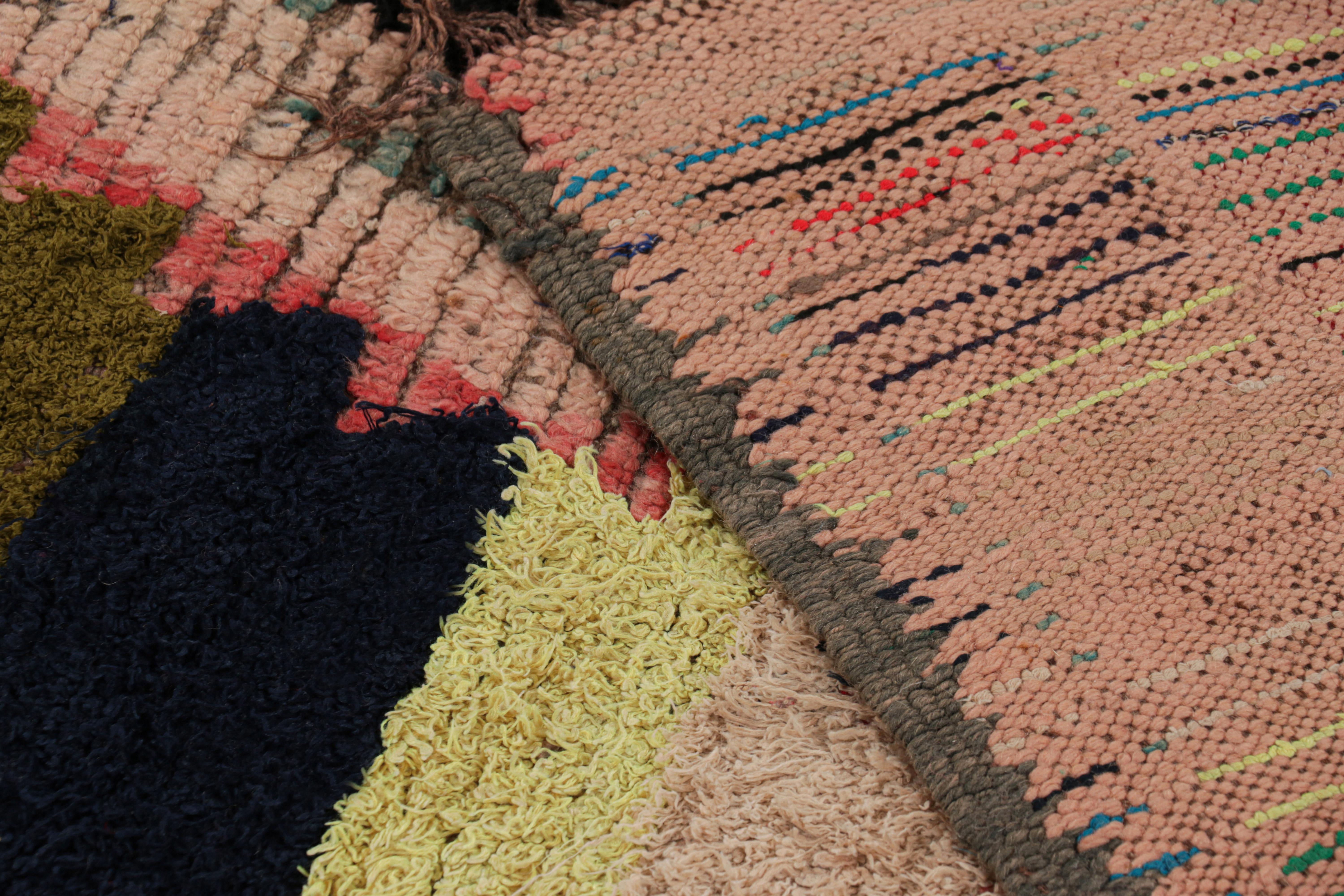 Laine Tapis de course marocain vintage avec médaillons en losange polychromes, de Rug & Kilim en vente