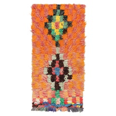 Marokkanischer Vintage-Läufer mit polychromen Diamantmedaillons, von Rug & Kilim