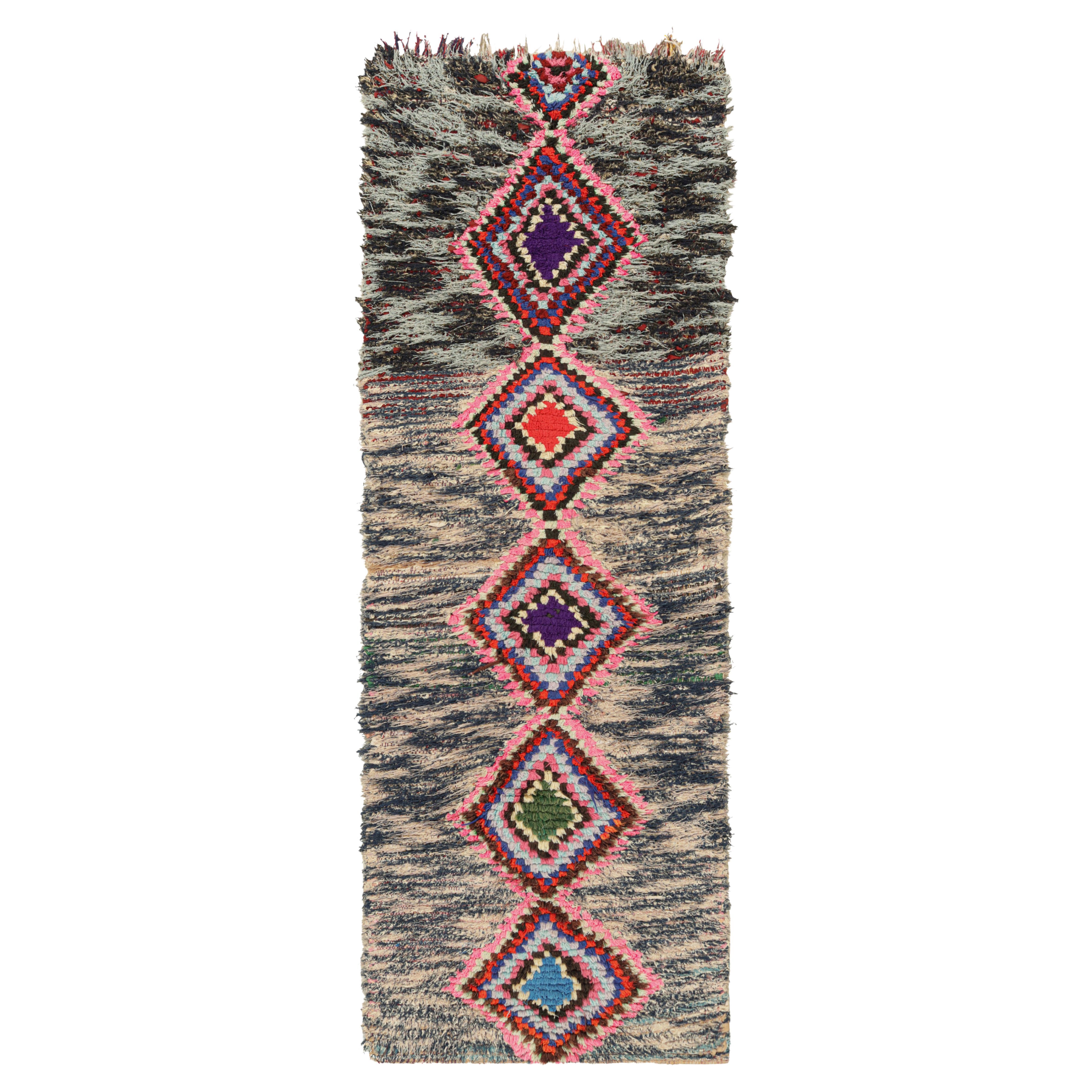 Runner marocchino vintage con medaglioni a diamante policromi, da Rug & Kilim in vendita