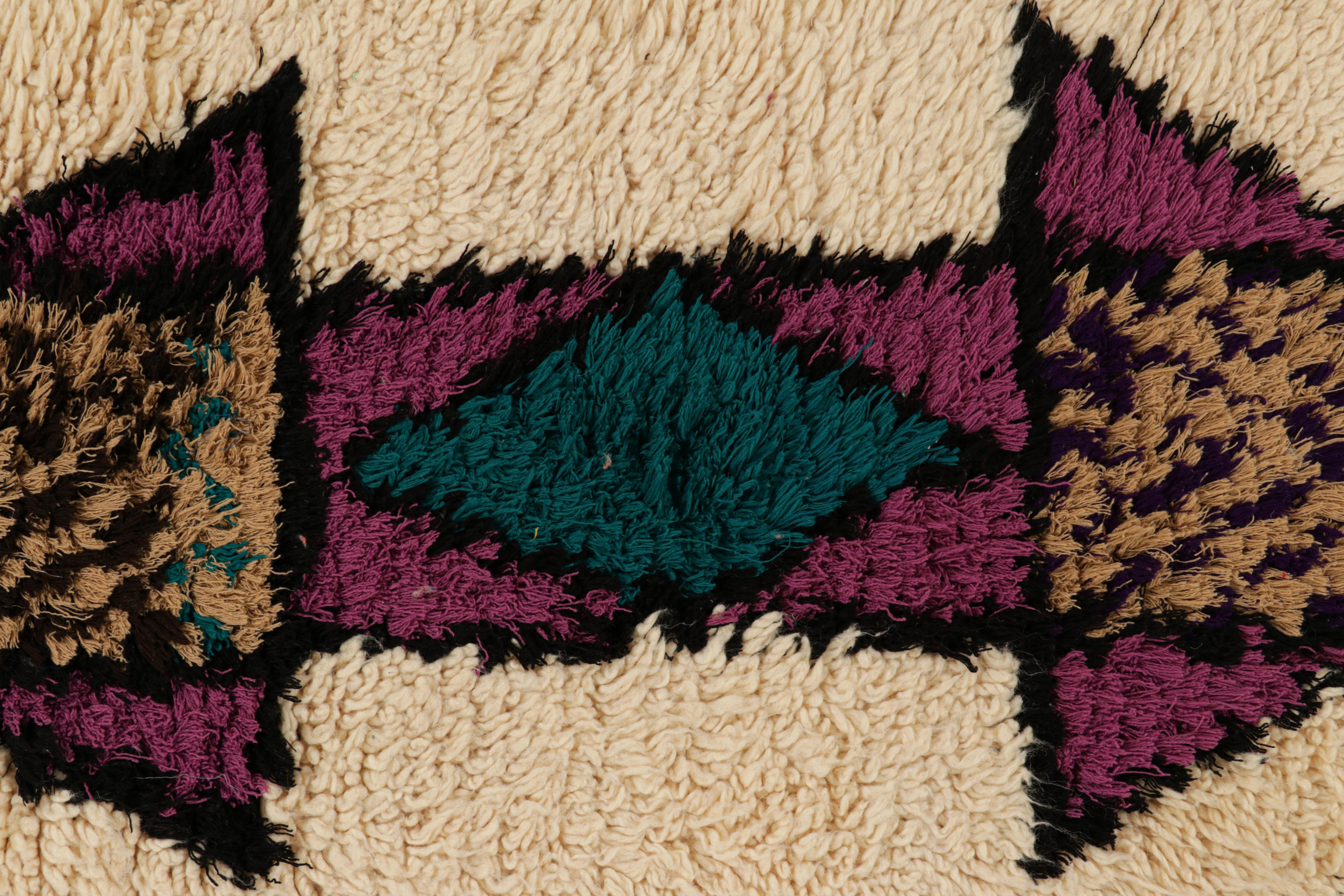 Marokkanischer Vintage-Läufer mit polychromen geometrischen Medaillons von Rug & Kilim (Handgeknüpft) im Angebot