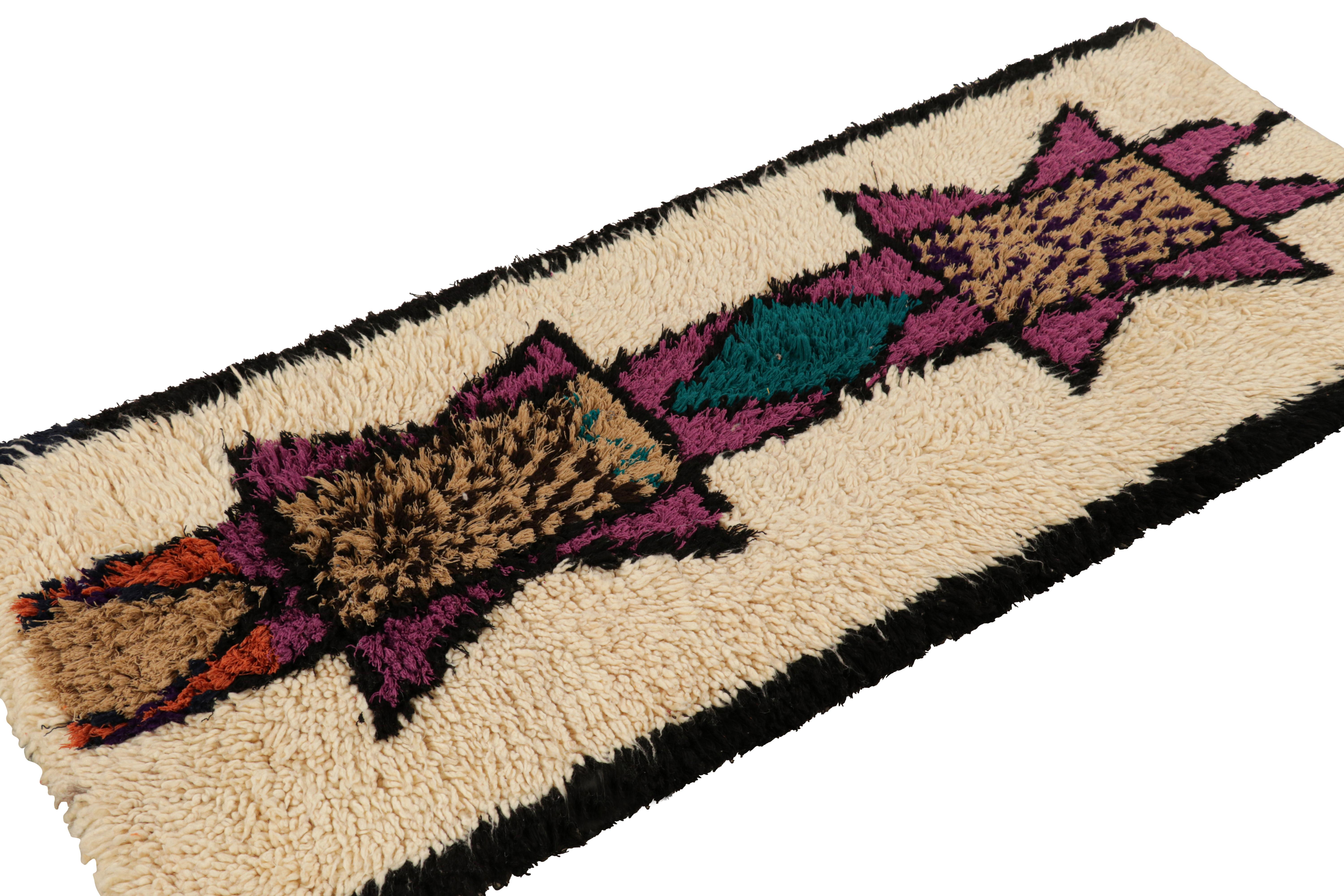 Marokkanischer Vintage-Läufer mit polychromen geometrischen Medaillons von Rug & Kilim im Zustand „Gut“ im Angebot in Long Island City, NY
