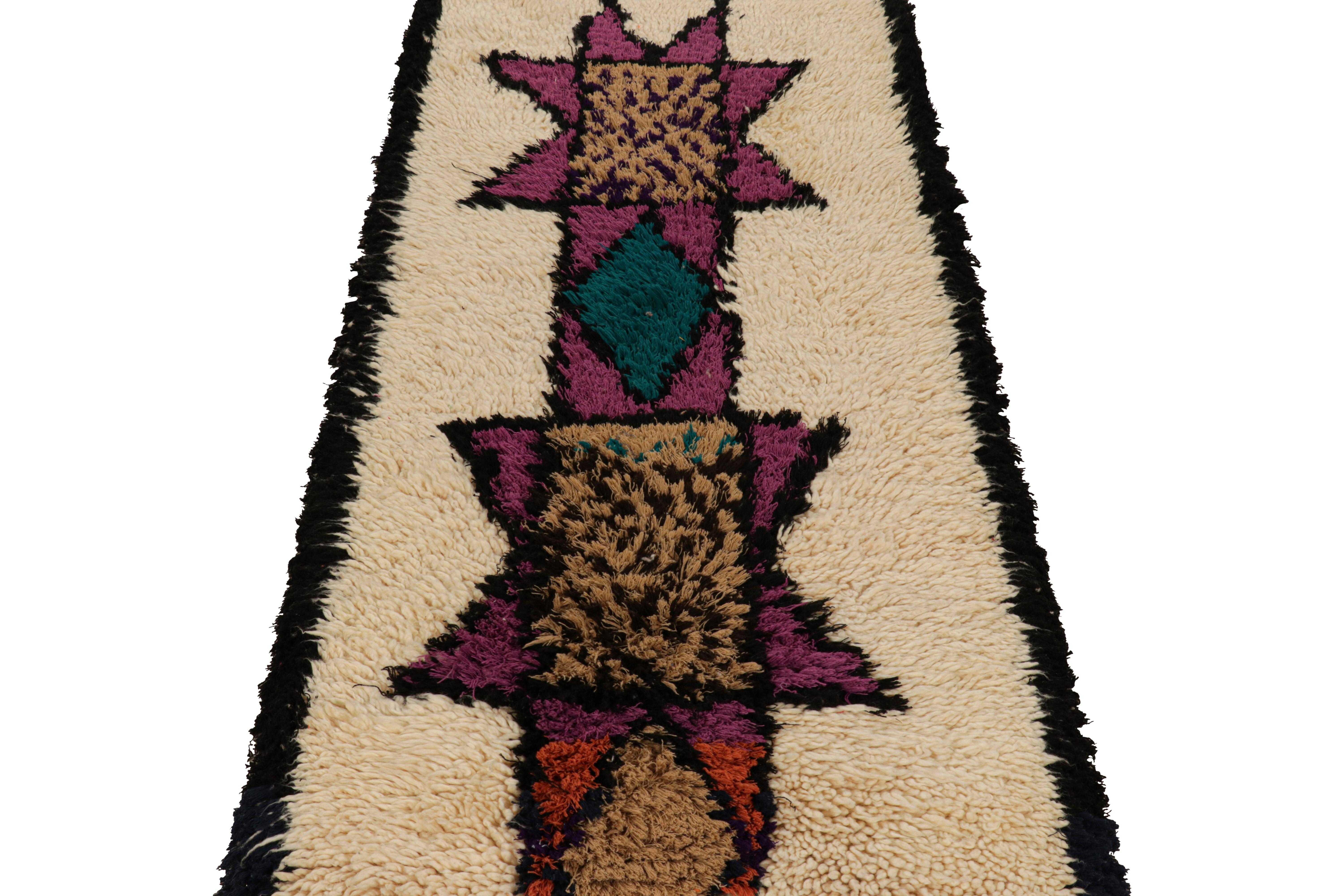 Marokkanischer Vintage-Läufer mit polychromen geometrischen Medaillons von Rug & Kilim (Mitte des 20. Jahrhunderts) im Angebot