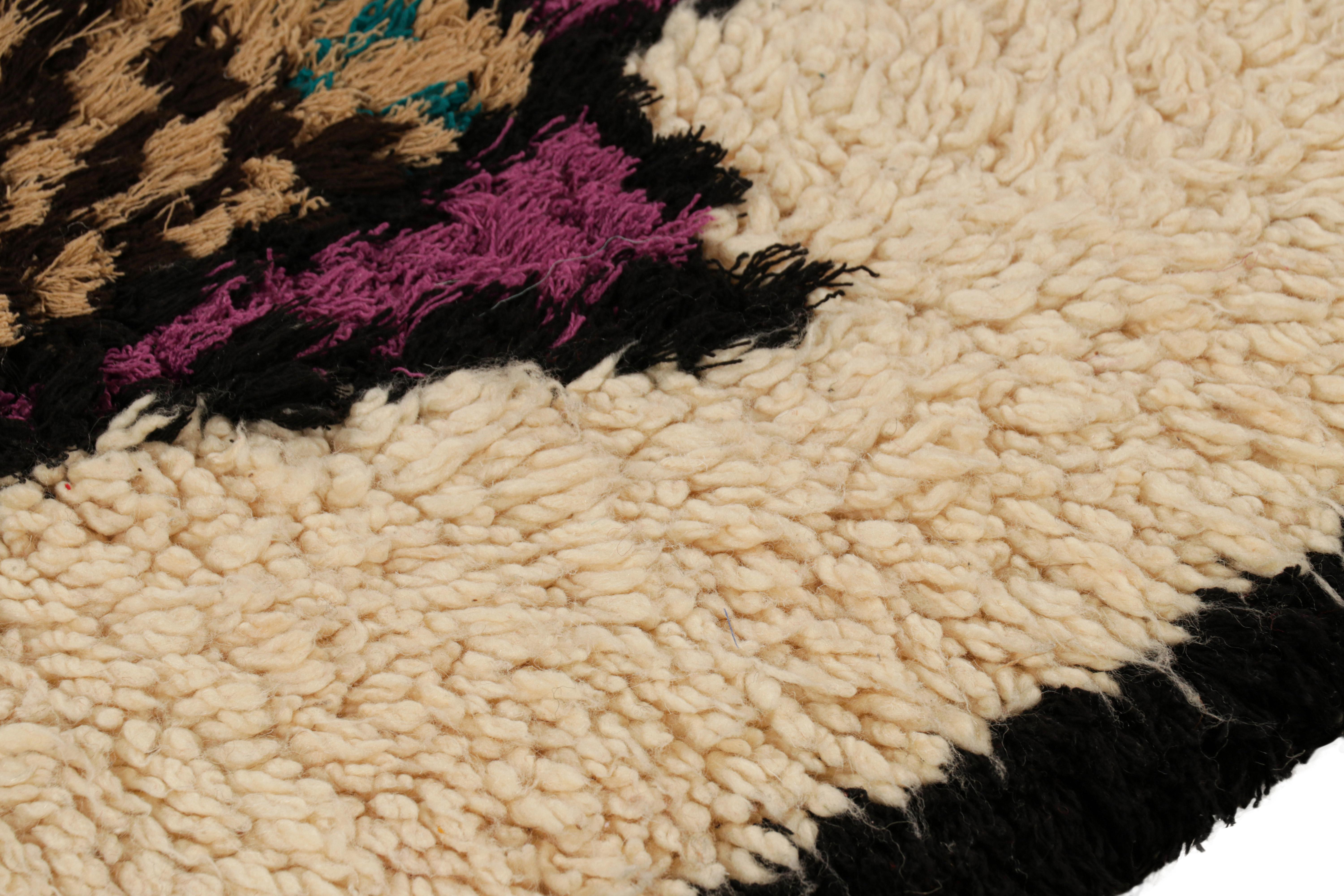 Marokkanischer Vintage-Läufer mit polychromen geometrischen Medaillons von Rug & Kilim (Wolle) im Angebot