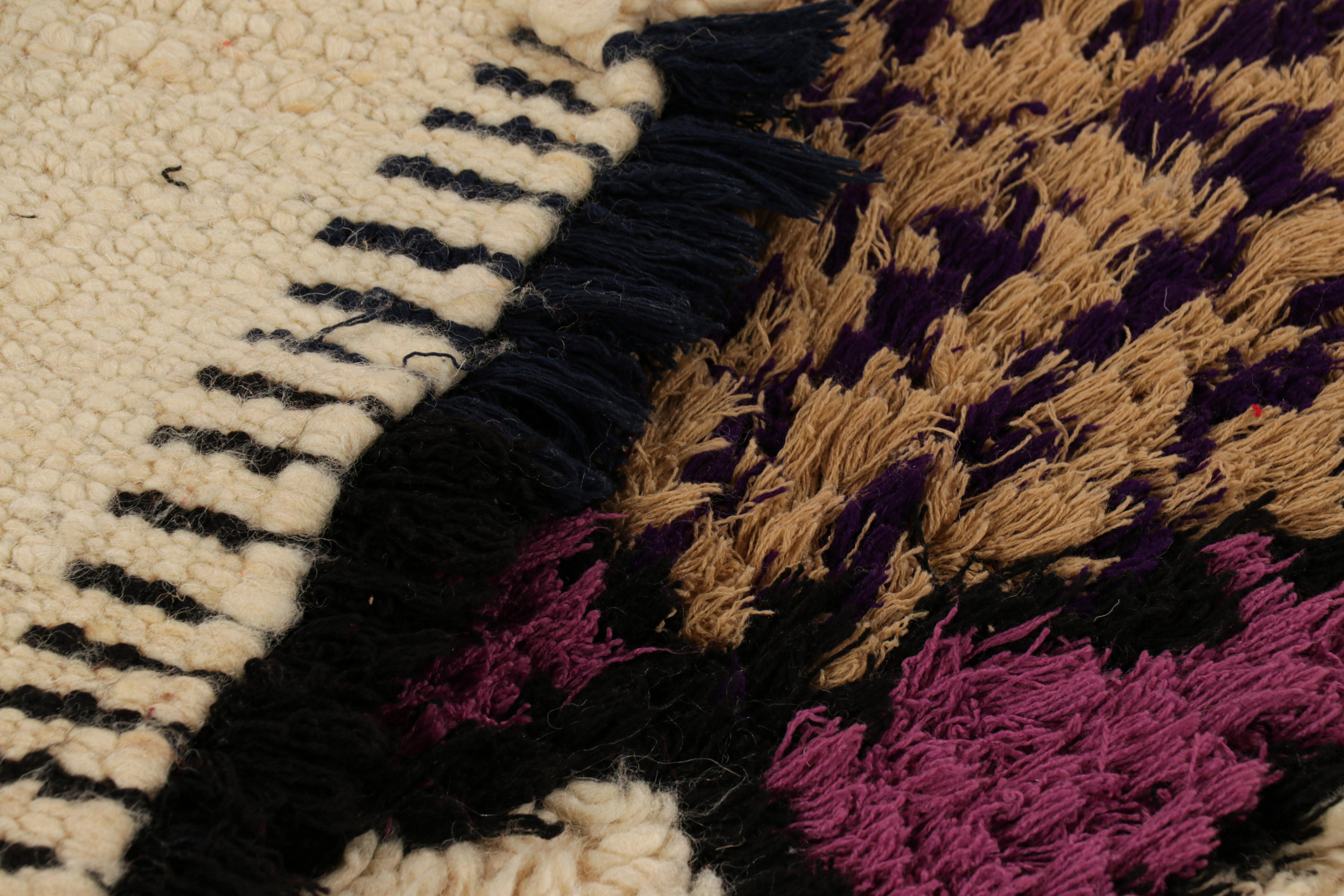 Marokkanischer Vintage-Läufer mit polychromen geometrischen Medaillons von Rug & Kilim im Angebot 1