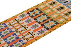 Alfombra marroquí vintage con motivos geométricos policromados, de Rug & Kilim