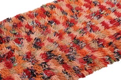 Marokkanischer Vintage-Läufer mit polychromen geometrischen Mustern, von Rug & Kilim