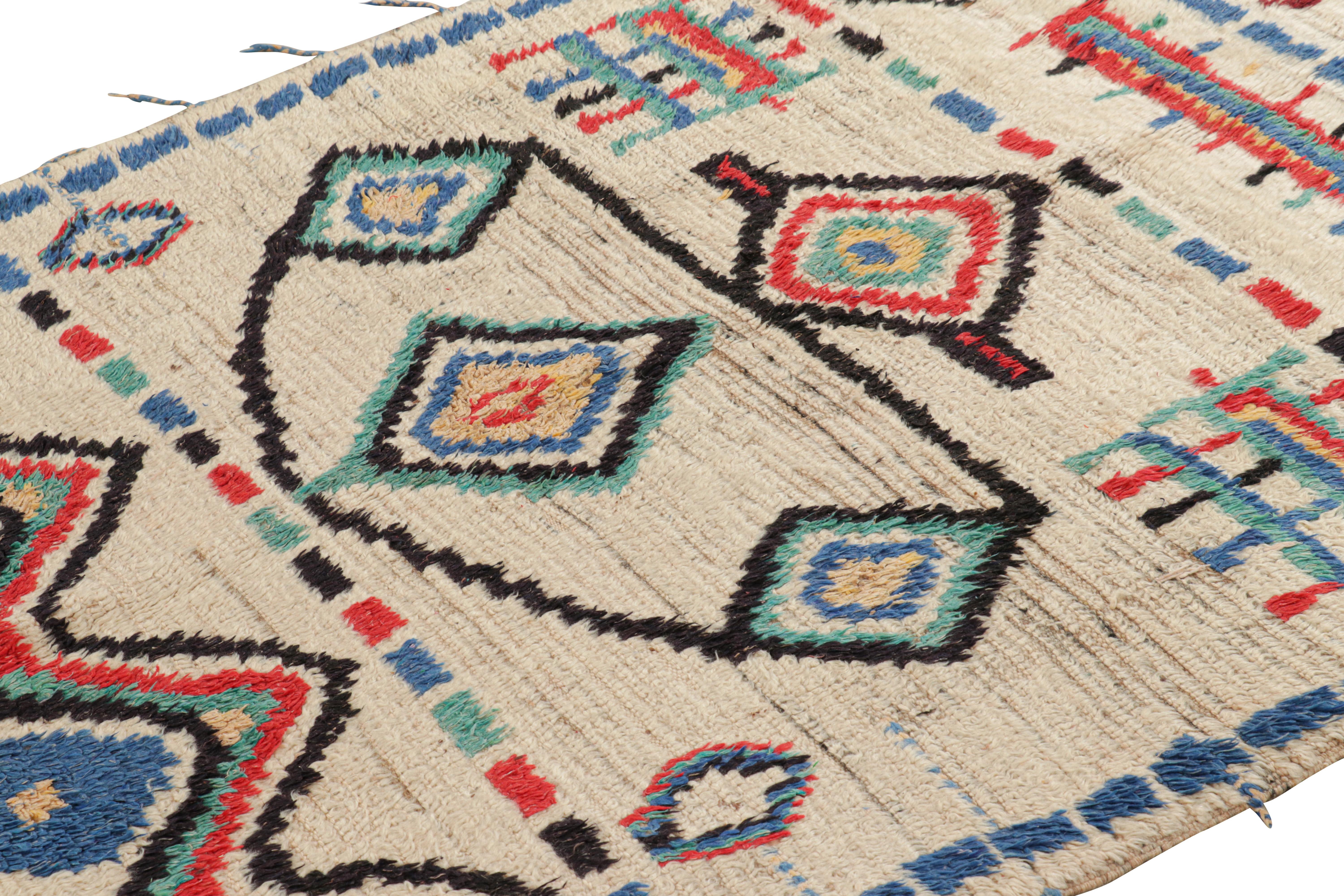 Dieser handgeknüpfte Wollteppich aus Marokko (ca. 1950-1960) im Format 4x8 ist ein äußerst seltenes Stück, wie nur wenige seiner Herkunft. 

Über das Design: 

Bewunderer des Handwerks werden feststellen, dass dieses Stück im Shabby-Chic-Stil ein