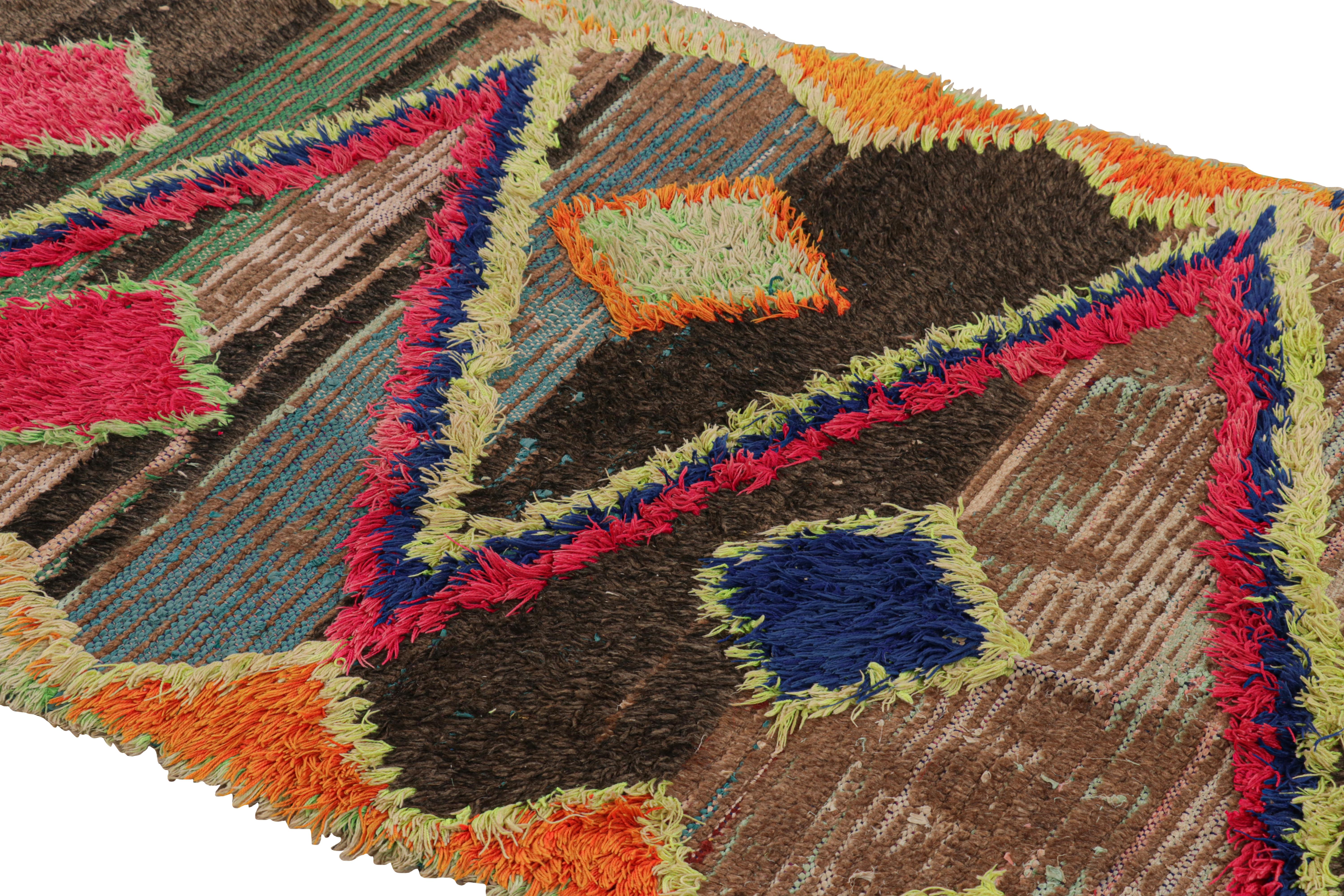 Anudada a mano en lana y originaria de Marruecos hacia 1950-1960, esta alfombra marroquí vintage de 4x11 es una pieza extremadamente rara como pocas de su procedencia. 

Sobre el diseño: 

Los admiradores de la artesanía se darán cuenta de que esta