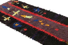 Marokkanischer Vintage-Läufer mit polychromen geometrischen Mustern, von Rug & Kilim