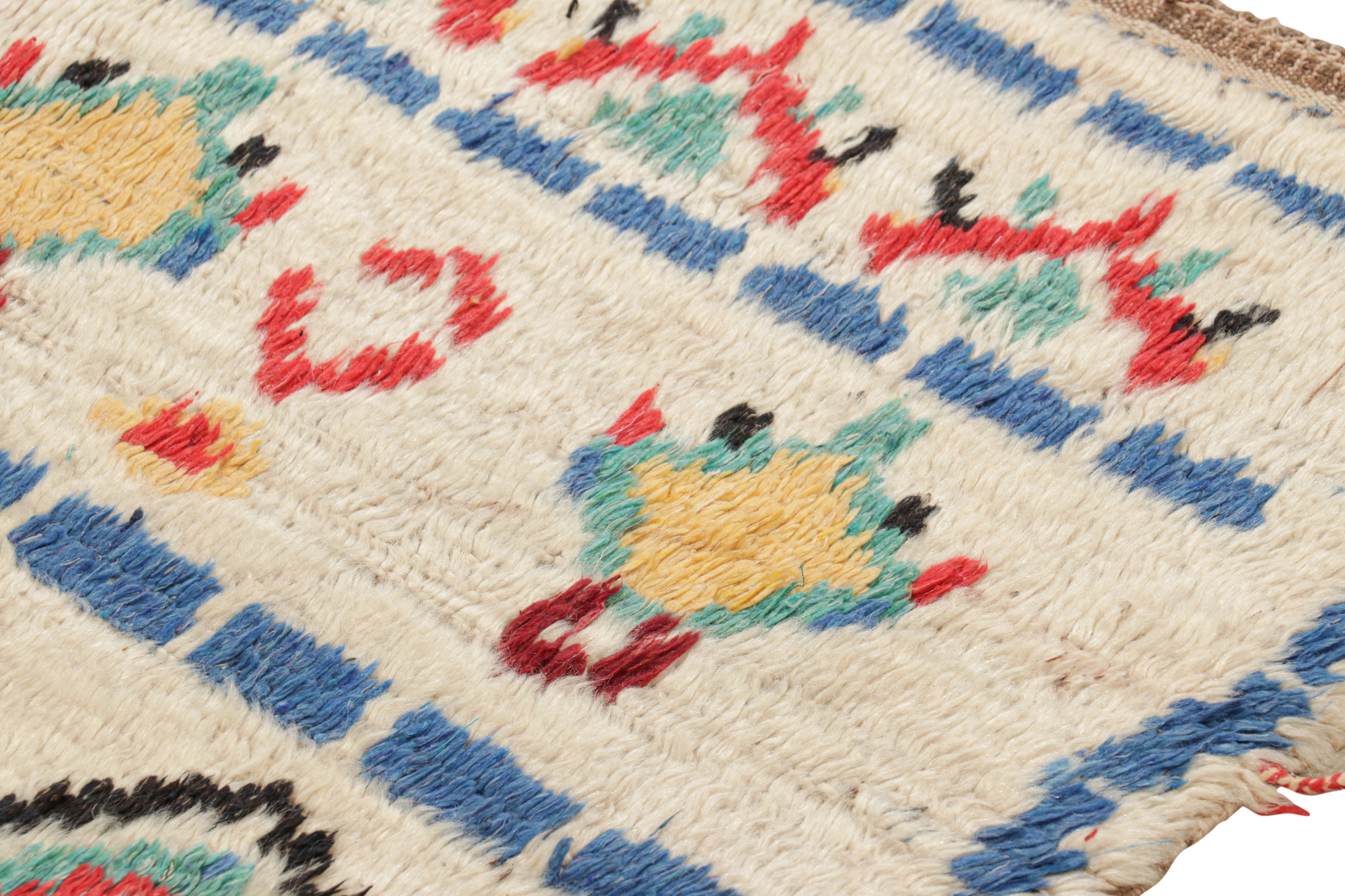 Marokkanischer Vintage-Läufer mit polychromen geometrischen Mustern, von Rug & Kilim (Handgeknüpft) im Angebot