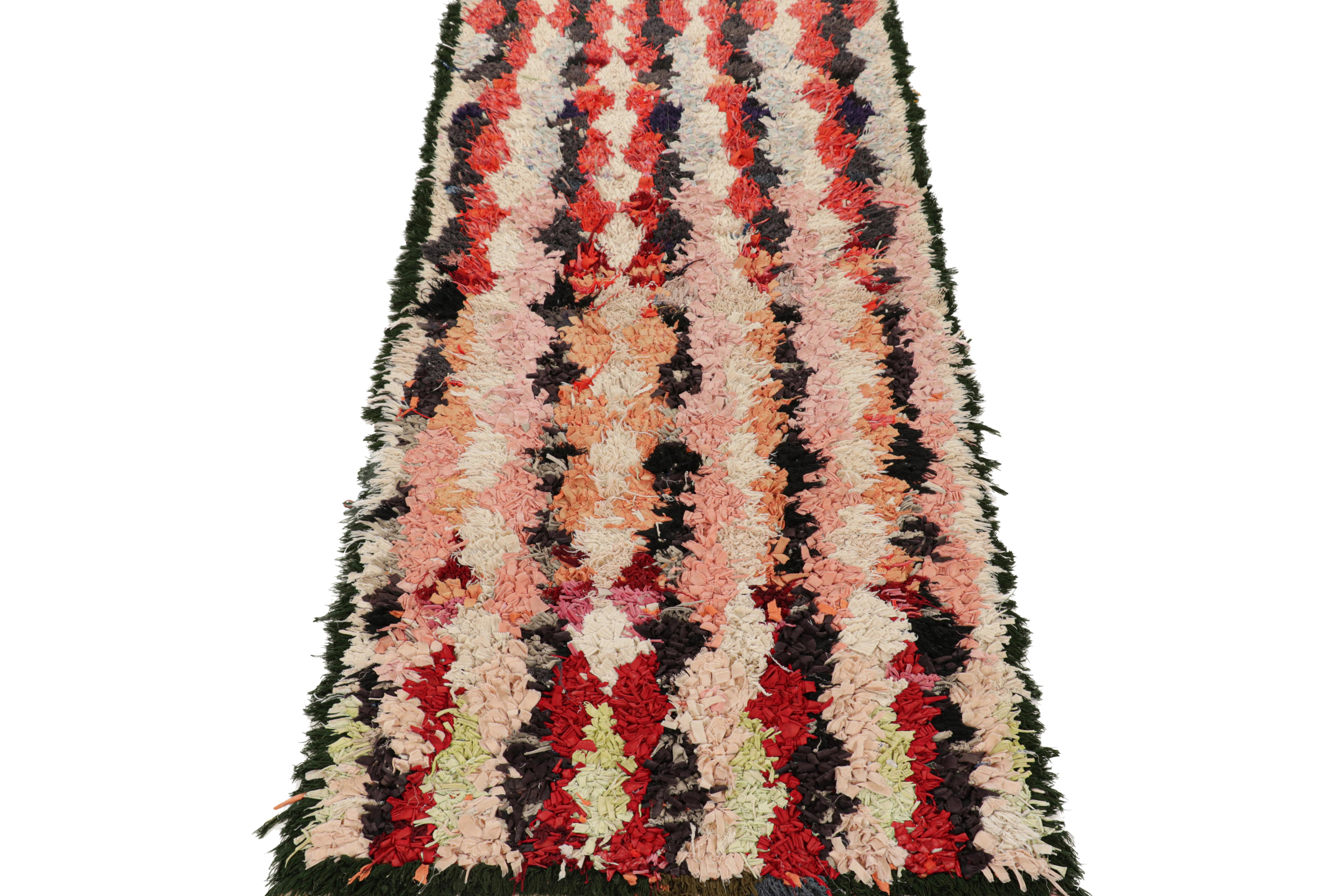 Alfombra marroquí vintage con motivos geométricos policromados, de Rug & Kilim Anudado a mano en venta