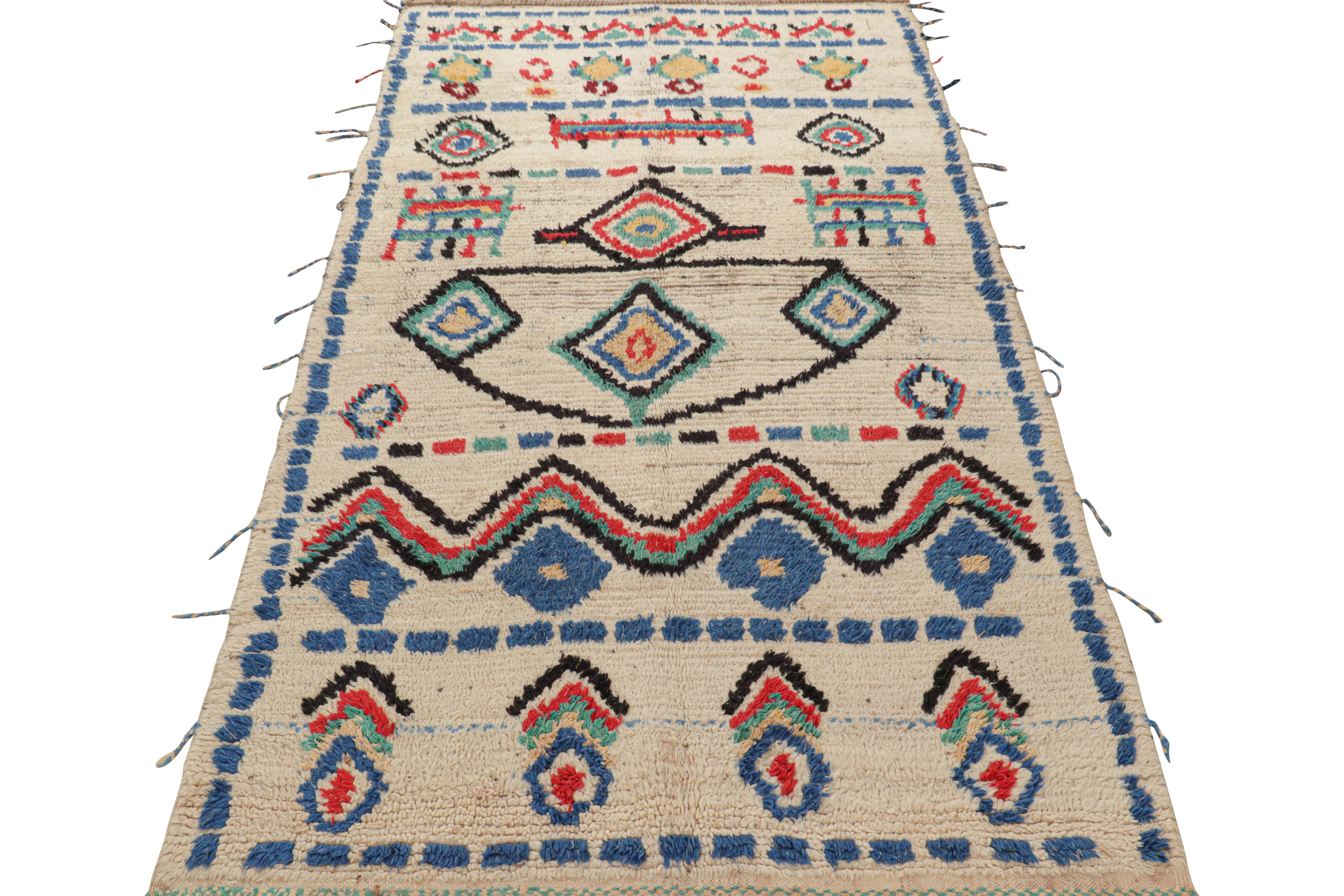 Marokkanischer Vintage-Läufer mit polychromen geometrischen Mustern, von Rug & Kilim im Zustand „Gut“ im Angebot in Long Island City, NY