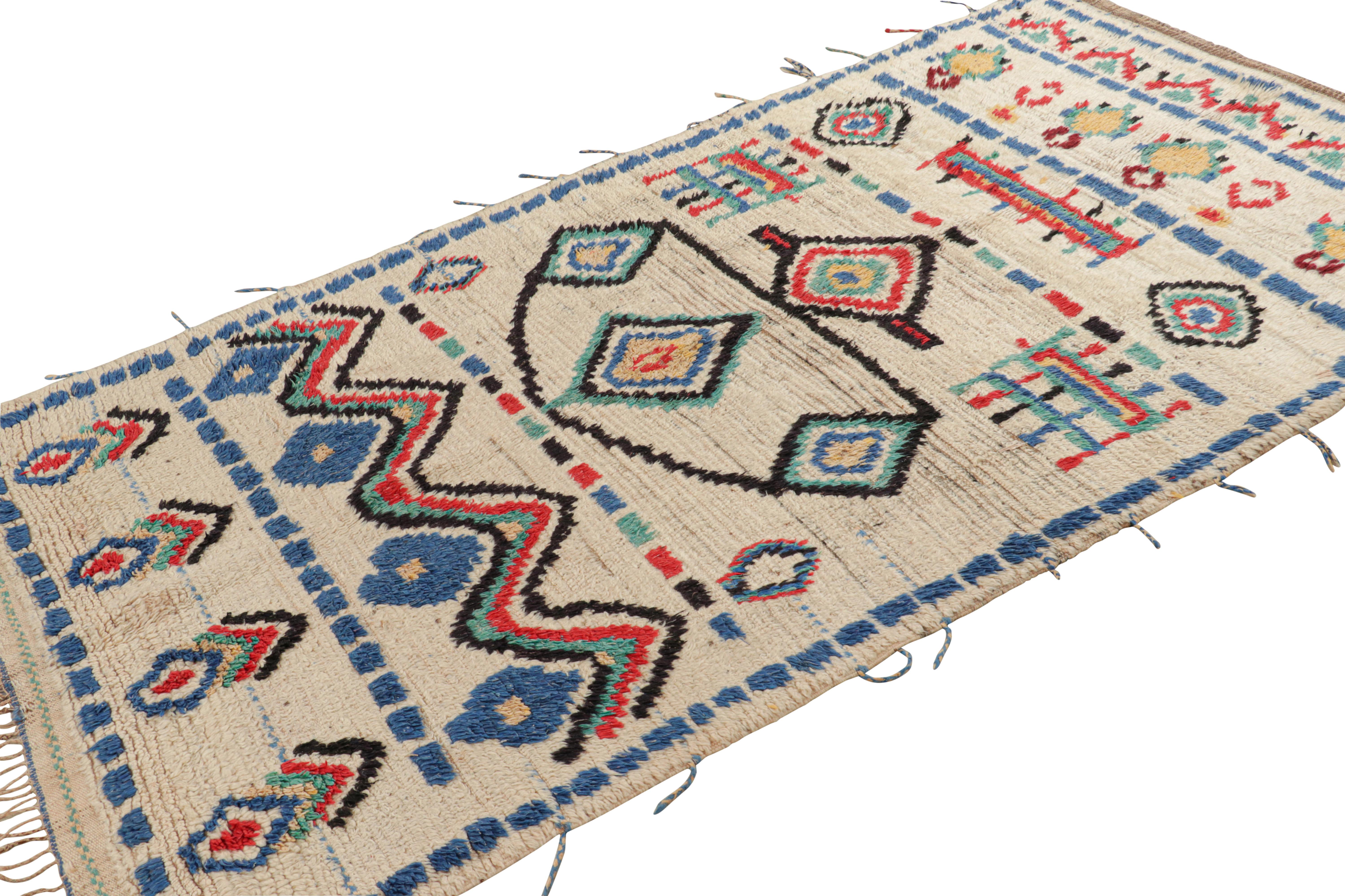 Marokkanischer Vintage-Läufer mit polychromen geometrischen Mustern, von Rug & Kilim (Mitte des 20. Jahrhunderts) im Angebot