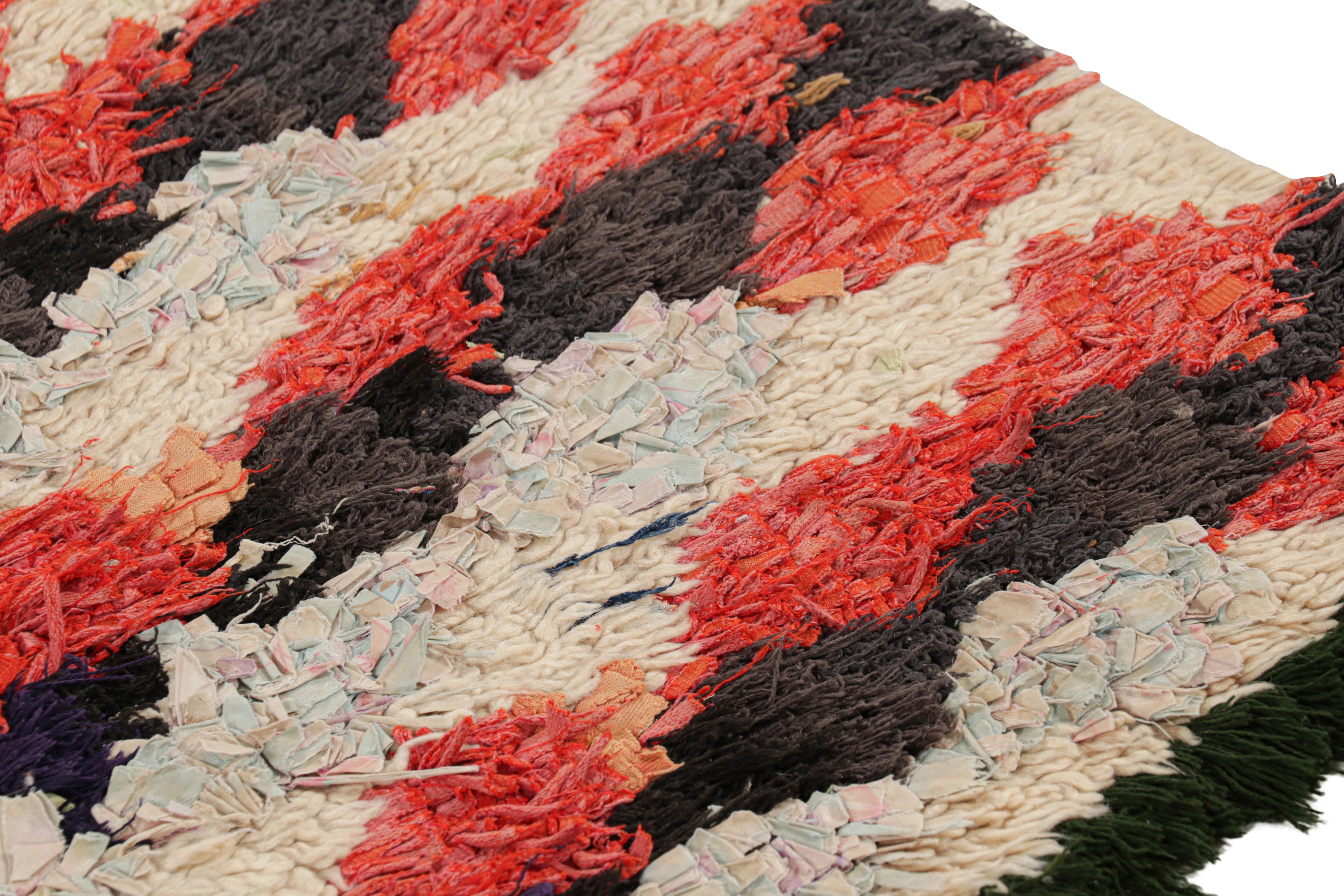 Alfombra marroquí vintage con motivos geométricos policromados, de Rug & Kilim mediados del siglo XX en venta