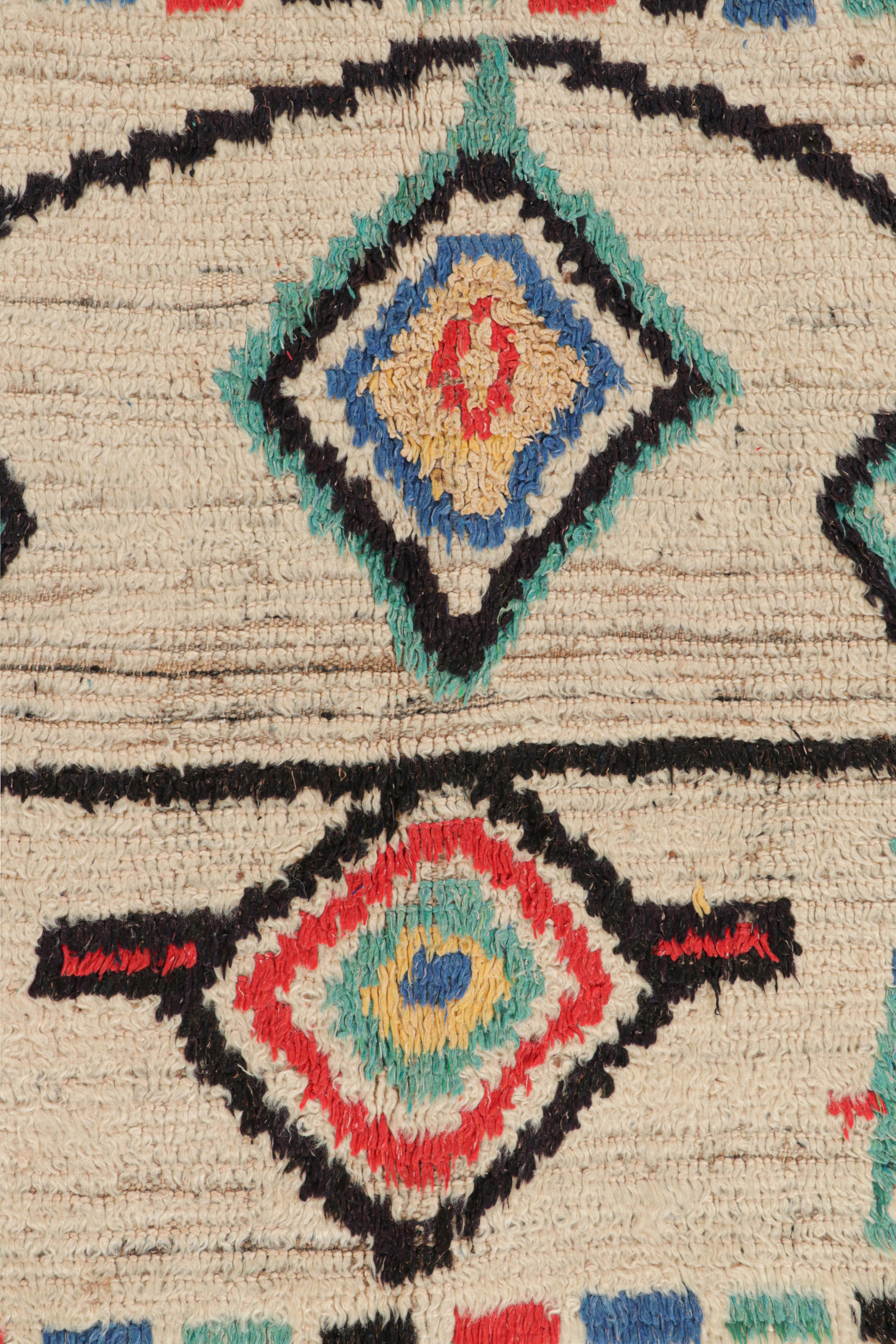 Marokkanischer Vintage-Läufer mit polychromen geometrischen Mustern, von Rug & Kilim (Wolle) im Angebot