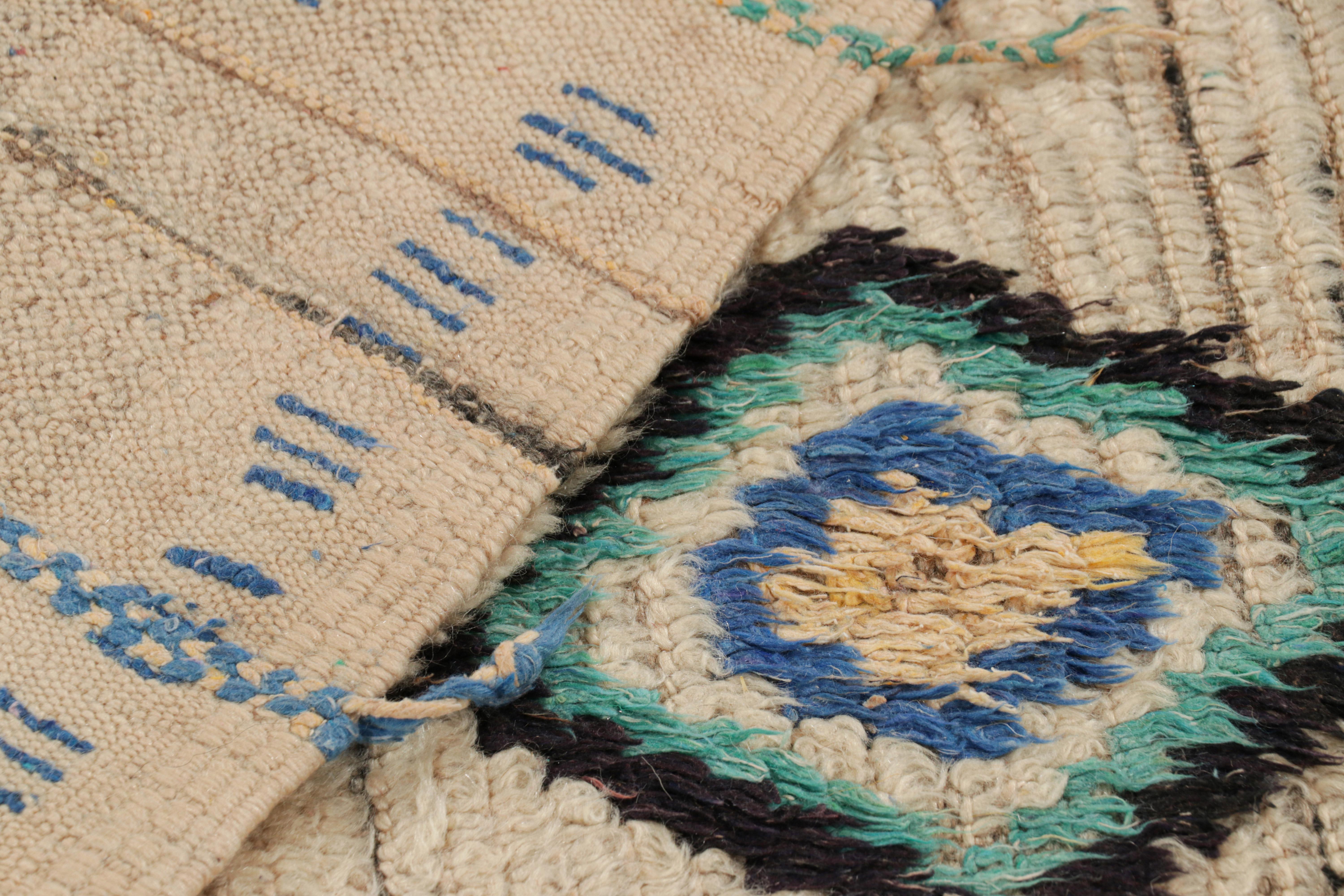 Marokkanischer Vintage-Läufer mit polychromen geometrischen Mustern, von Rug & Kilim im Angebot 1